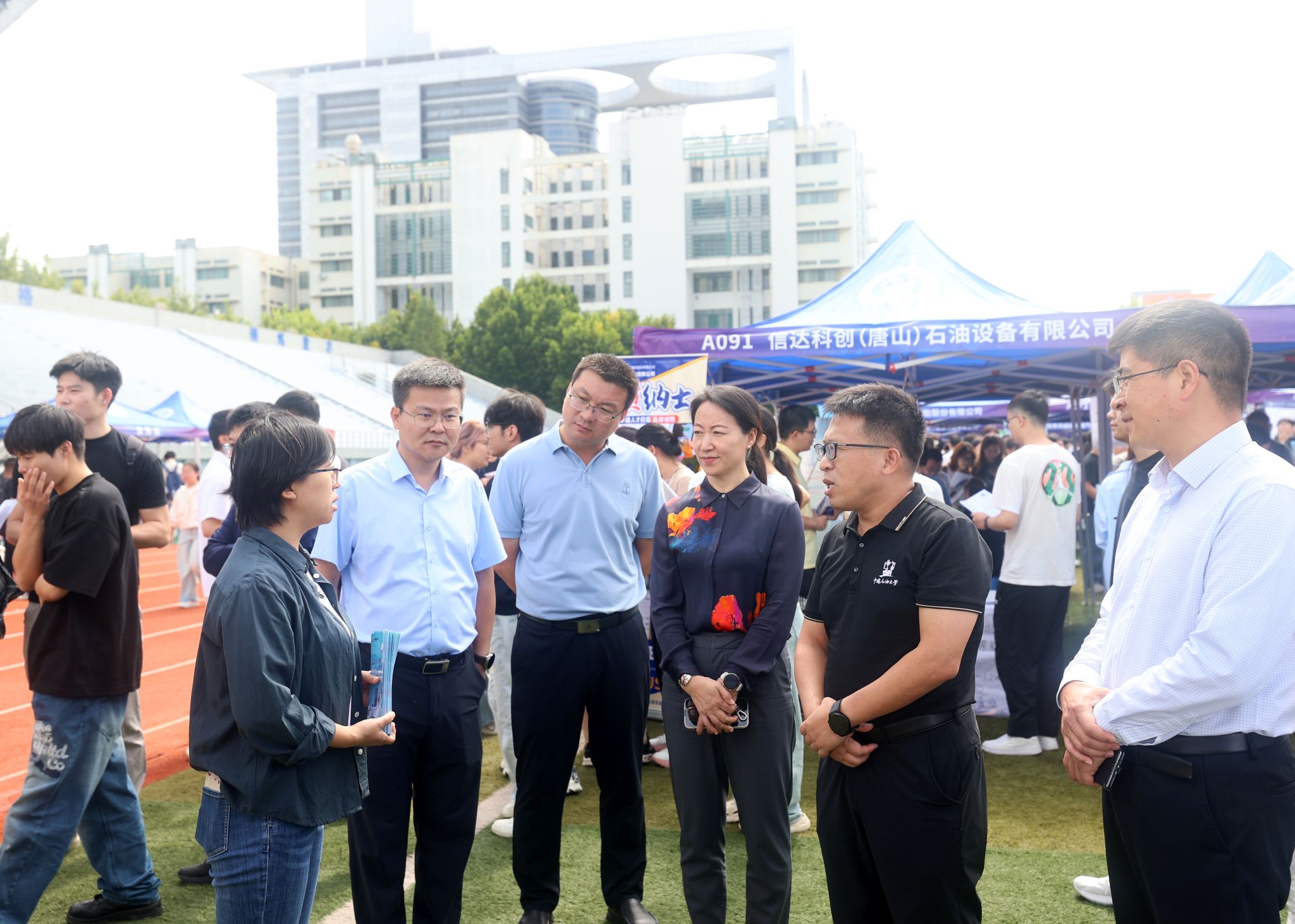 招聘会举行2.jpg