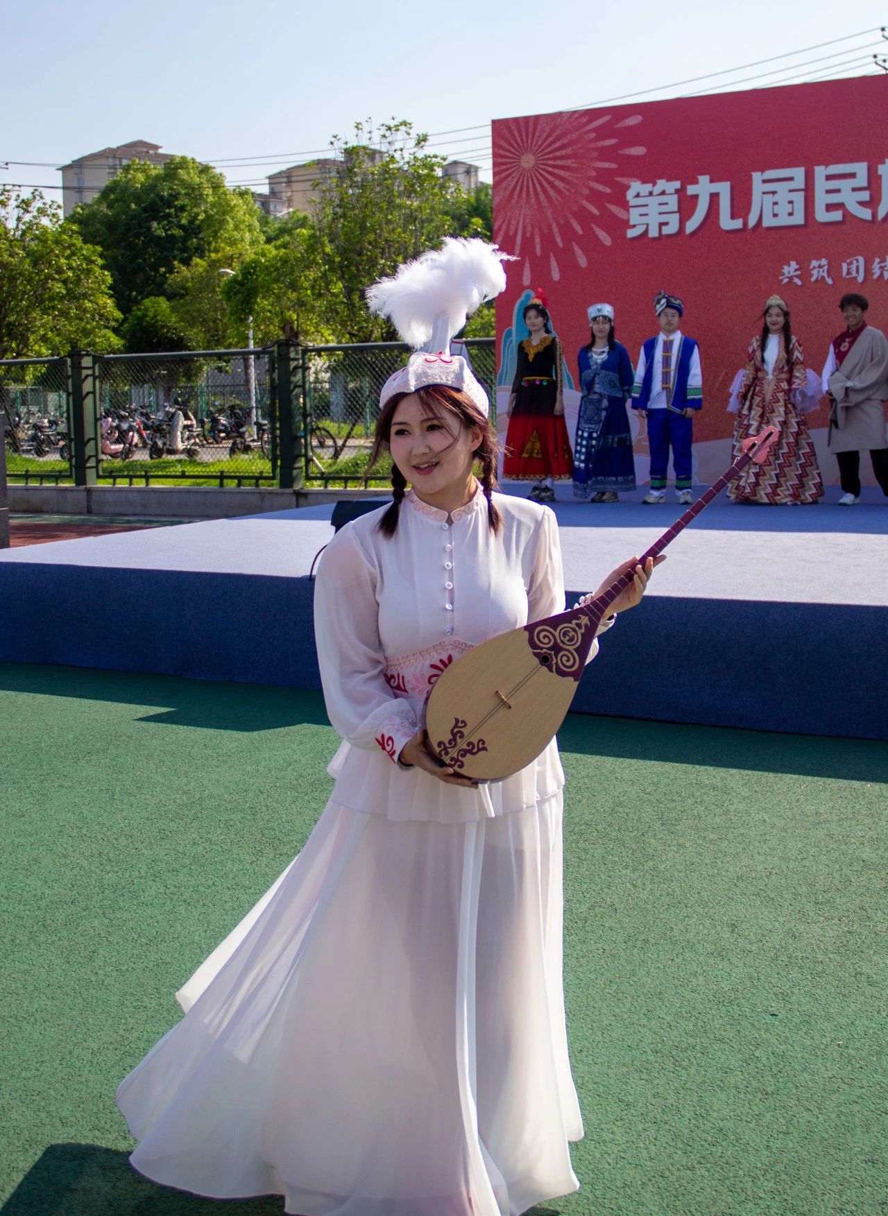 运动会结束后，身着民族服饰的同学走上舞台。
