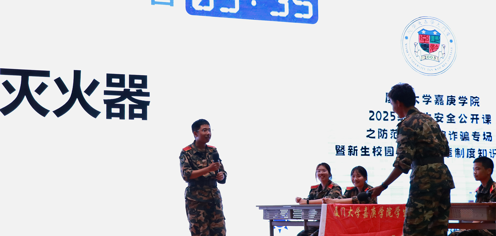 比划（摄影吕思甜）.jpg