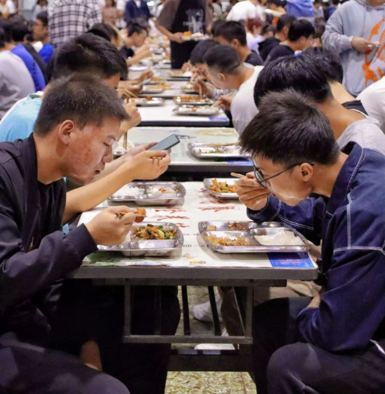 首页>|校园号>|西南科技大学>(同学们在食堂享受午餐 郑乐怡摄)(和