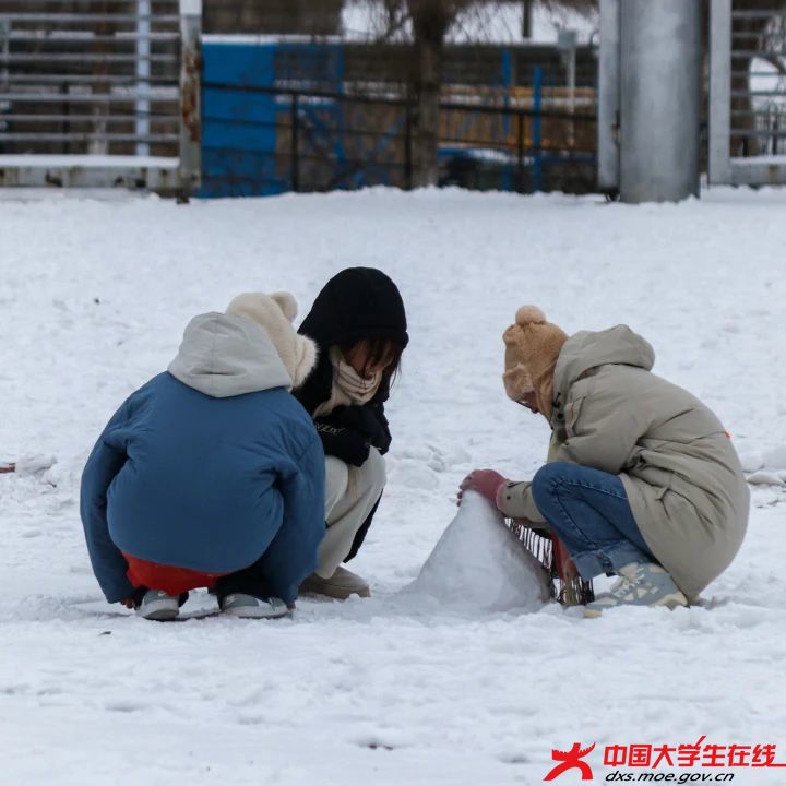 堆雪人咯。李文祥摄.jpg 堆雪人咯。李文祥摄.jpg