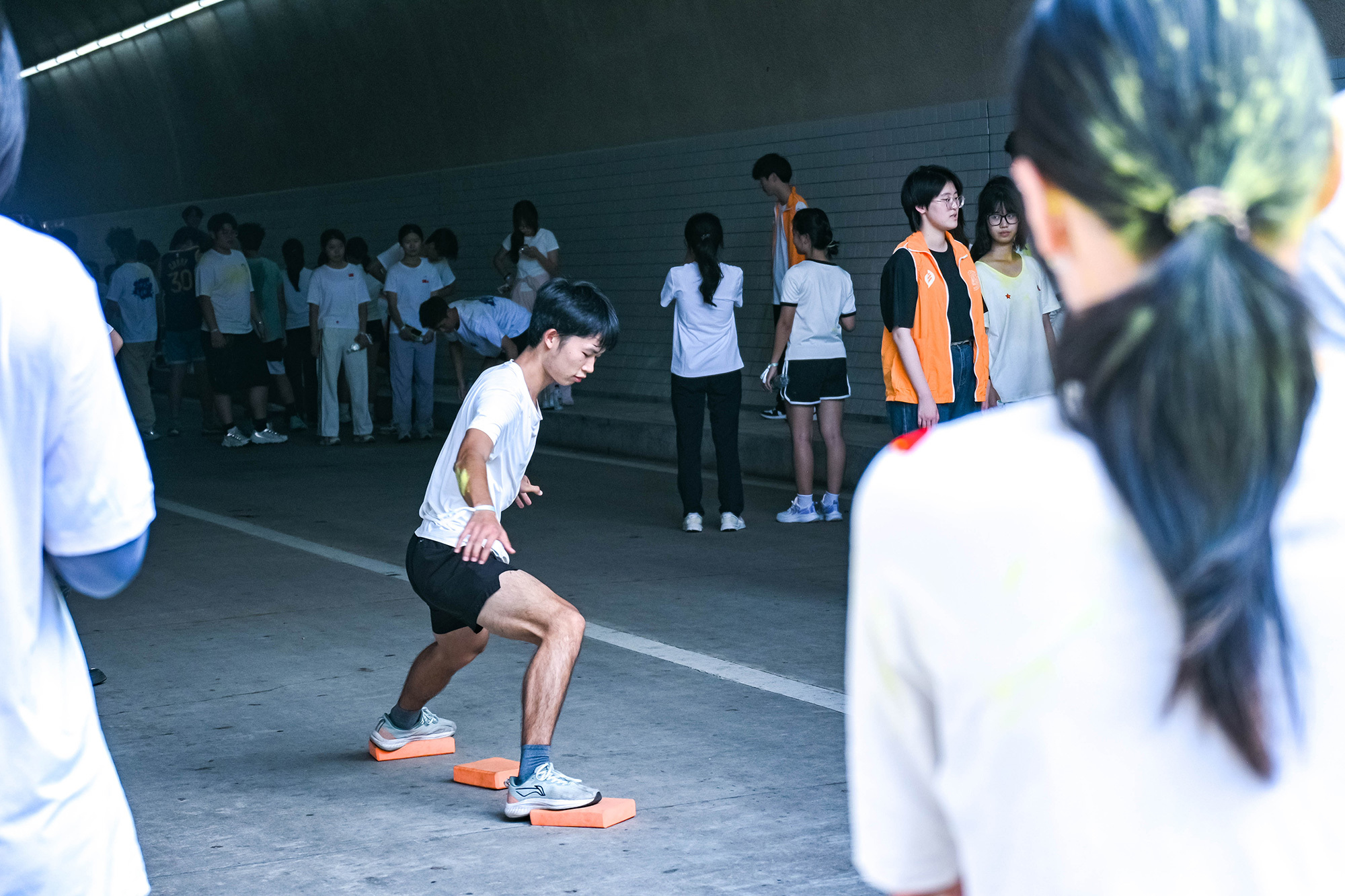 游戏打卡点“青春筑路”。泡沫铺路,步步为营。(摄影:庄语晴).jpg 游戏打卡点“青春筑路”。泡沫铺路,步步为营。(摄影:庄语晴).jpg