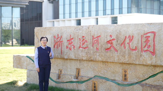 宋斌老师在浙东运河文化园石雕前录制授课视频.png 宋斌老师在浙东运河文化园石雕前录制授课视频.png