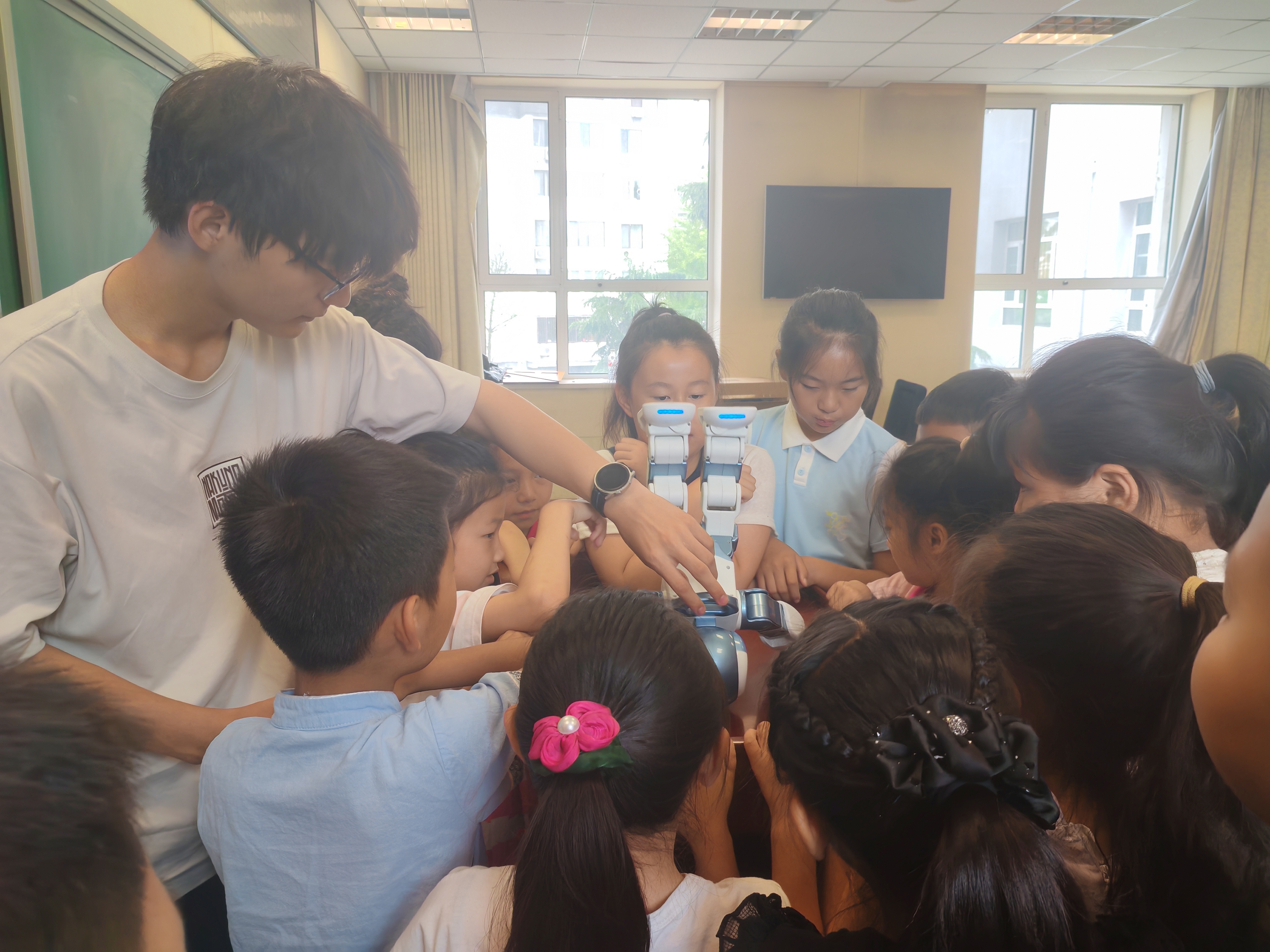 机器人引发小学生惊叹.jpg 机器人引发小学生惊叹.jpg