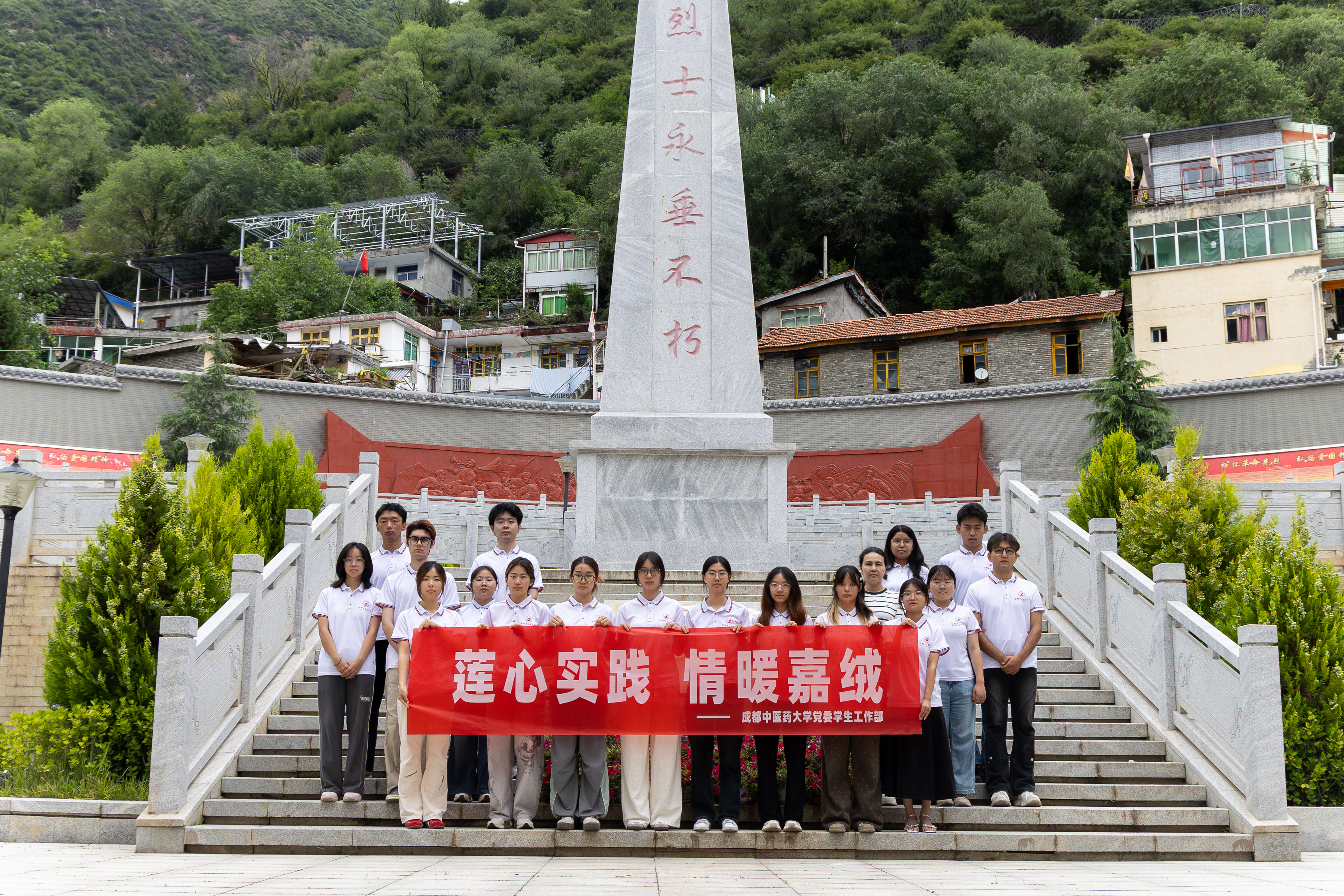 在英雄的土地上回答青春-图1.jpg 在英雄的土地上回答青春-图1.jpg