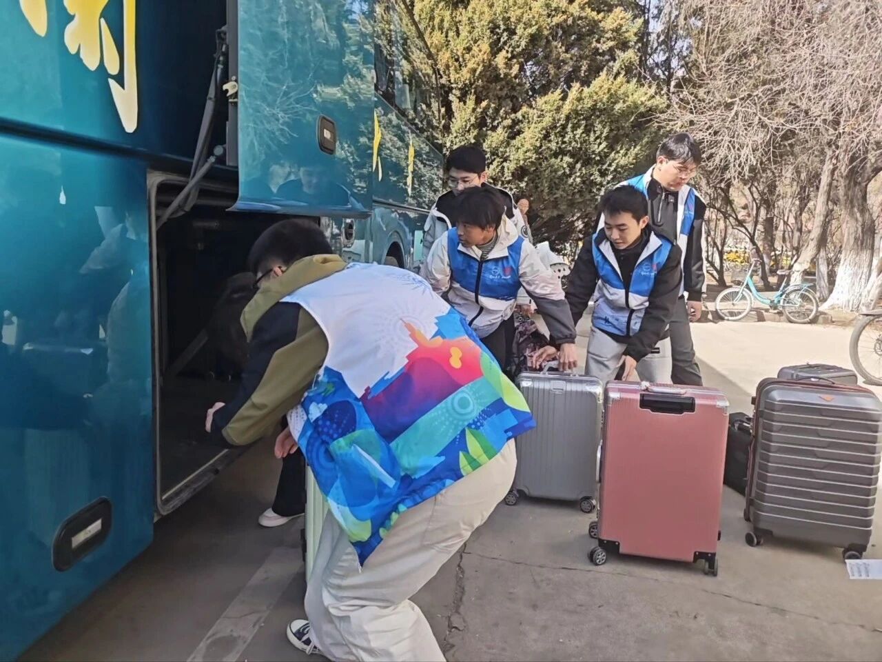 图为青年志愿者搬运行李 图源：青年志愿者指导中心.jpg