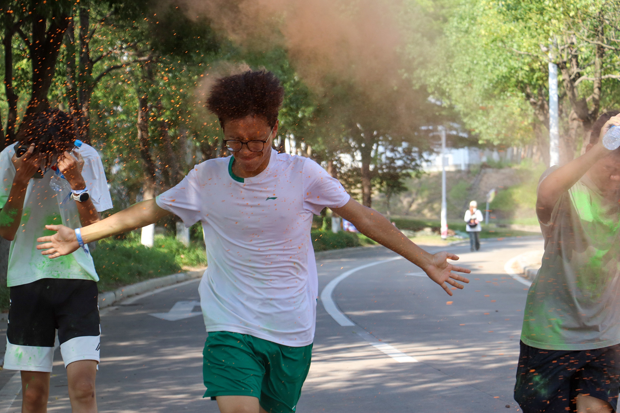 途遇“彩虹”,是炫彩的青春啊。(摄影:黎秦鑫).jpg 途遇“彩虹”,是炫彩的青春啊。(摄影:黎秦鑫).jpg