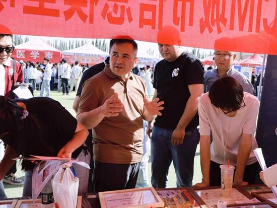 伊校长调研社团 对社团工作作指导.png