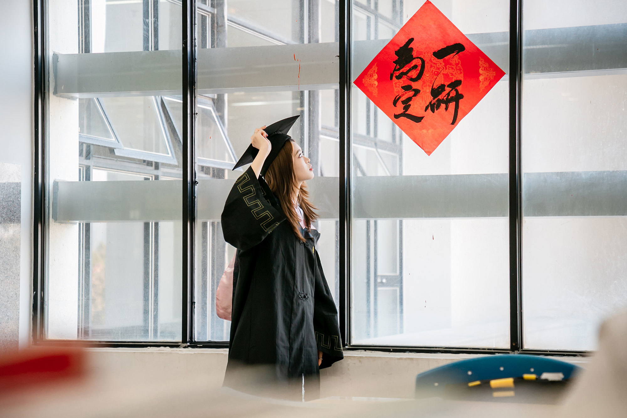 在图书馆的寂静中，呼吸也似蕴含着前行的力量。“一研为定”的誓言于静谧空间闪耀，如被镀上金边。这座沉静的知识殿堂，珍藏着无数未言的梦想，任其在时光里静静生长。（摄影：朱鲜艳）