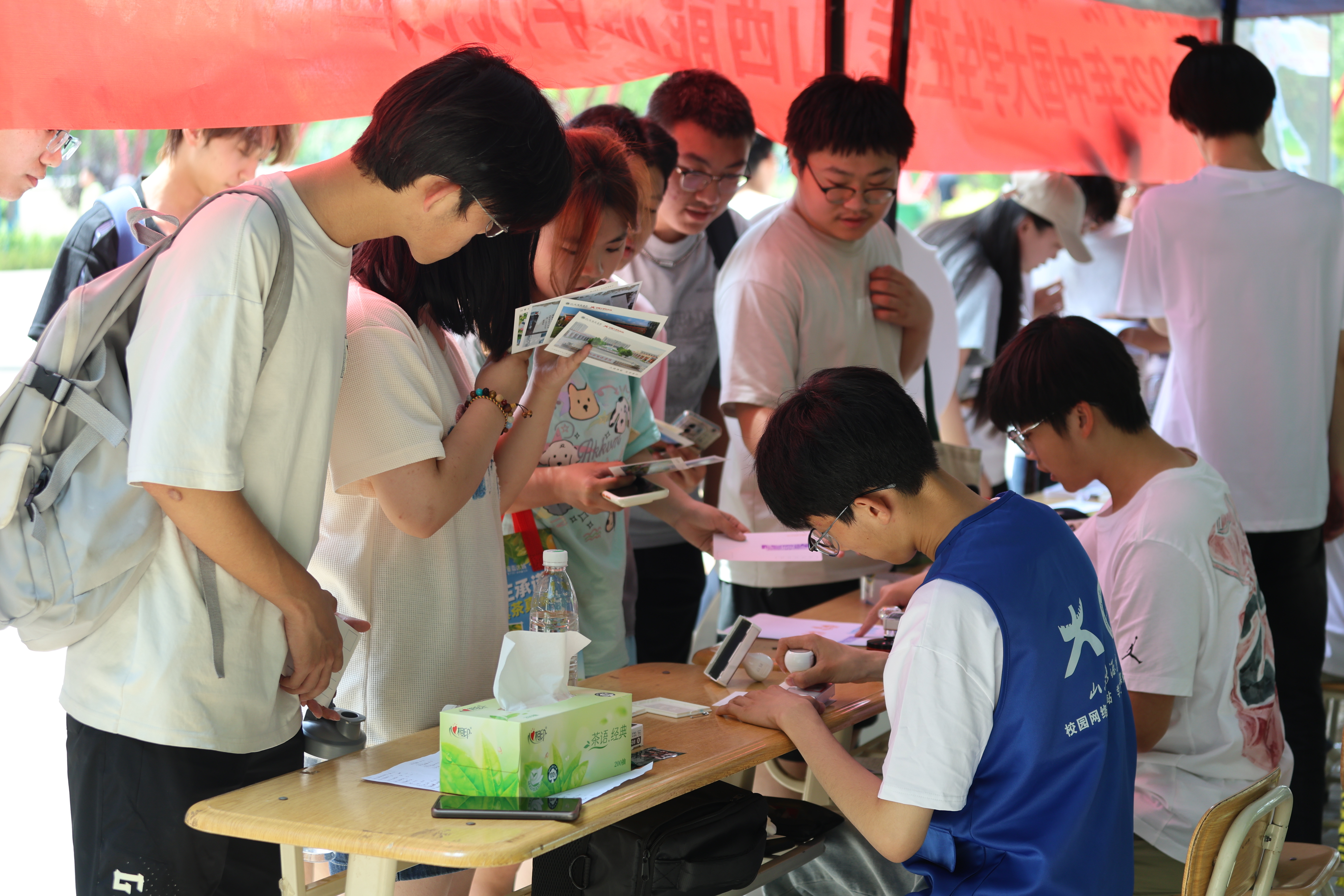 工作人員給山能學子蓋印章（山西能源學院能源動力與工程系 徐宇棟 攝）