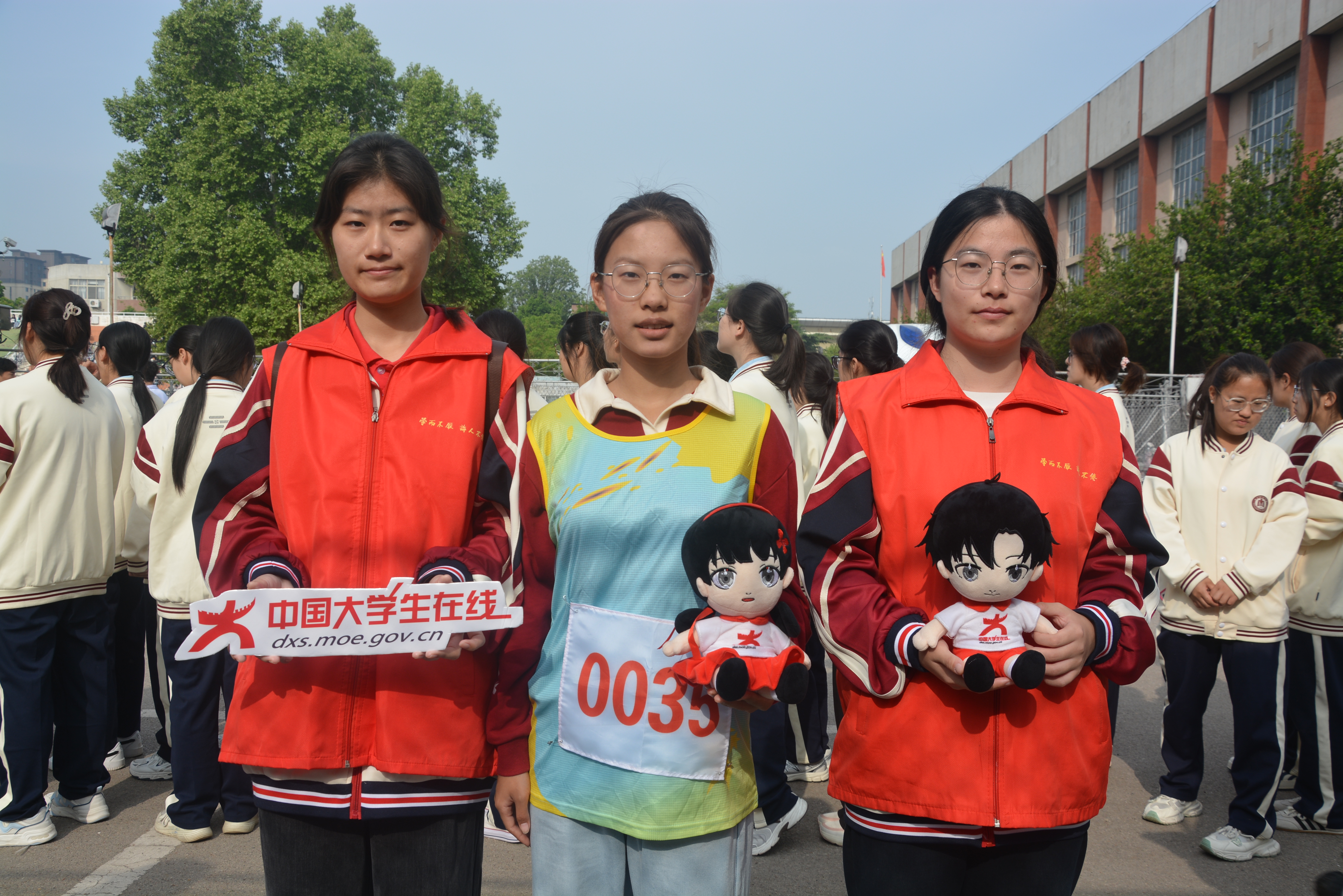 05 图为志愿者与运动员 曲阜师范大学提供