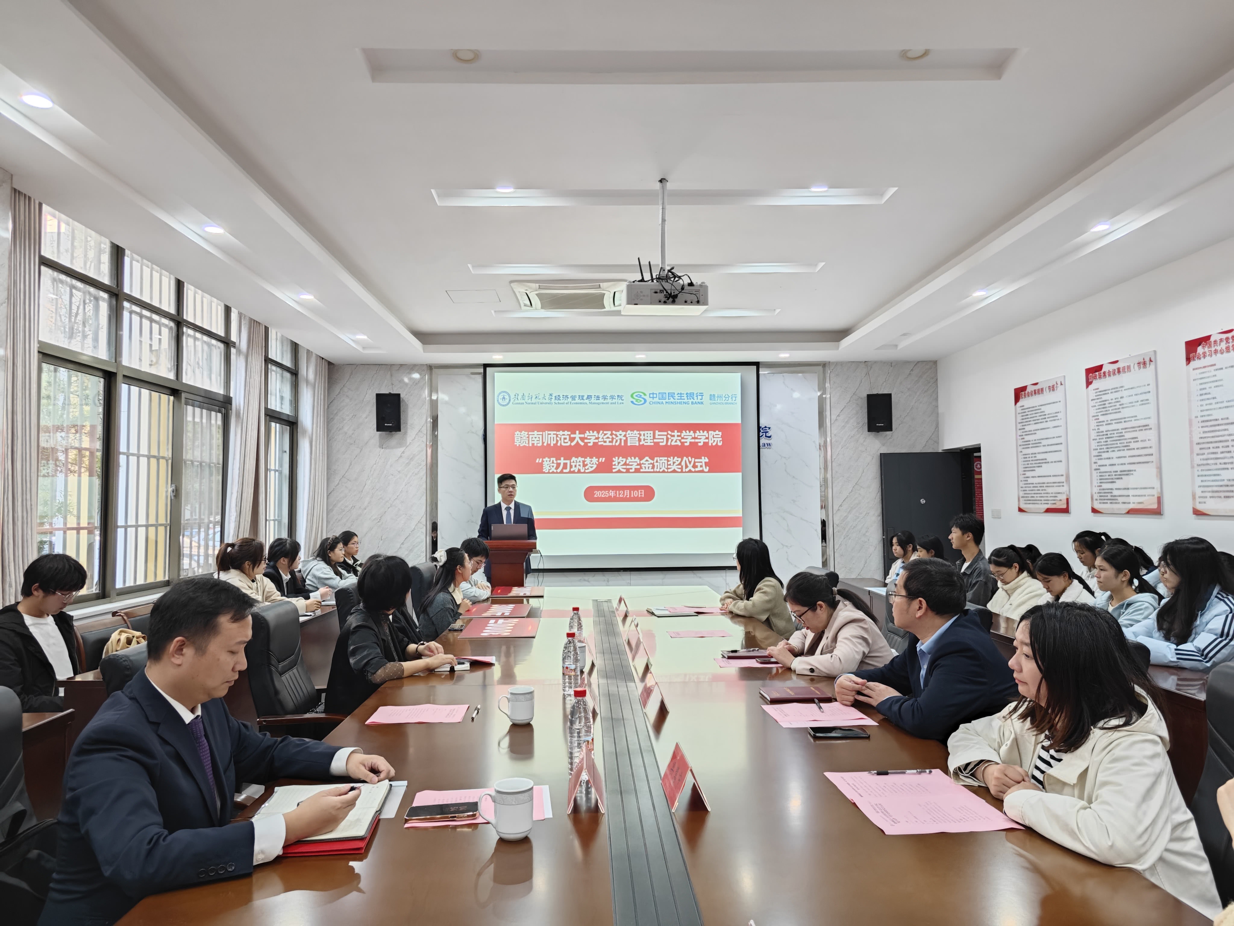 座谈.jpg 座谈.jpg