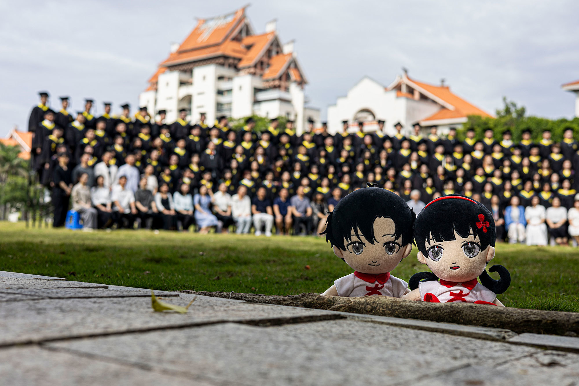 身影高低错落，宛如等待光阴奏响的琴键。摄影师喊出“三二一”时，入学那天的场景瞬间浮现：同样的烈日，同样的忐忑。只是这一次，我们的眼眸中盛满了整片大海。（摄影：郭欣然）