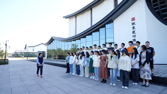 宋斌老师在浙东运河博物馆门前为同学们授课.png 宋斌老师在浙东运河博物馆门前为同学们授课.png