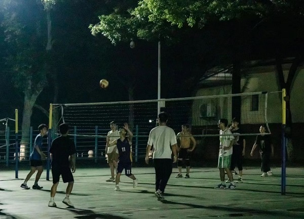 第五幕
时间：18:00
地点：体育场
简介：CSUer们结束了一天的脑力劳动，终于在此刻能够奔向体育场，开始进行一场酣畅淋漓的运动。