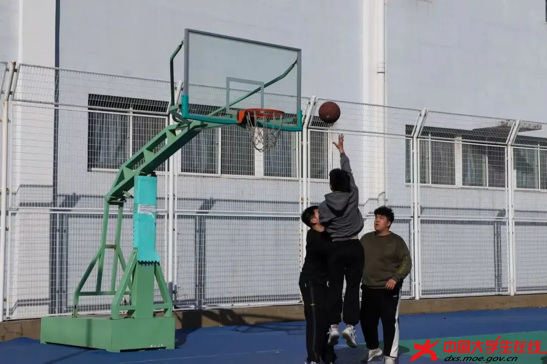 汗水见证,运动场上的拼搏 辽宁科技大学网通站摄.png 汗水见证,运动场上的拼搏 辽宁科技大学网通站摄.png