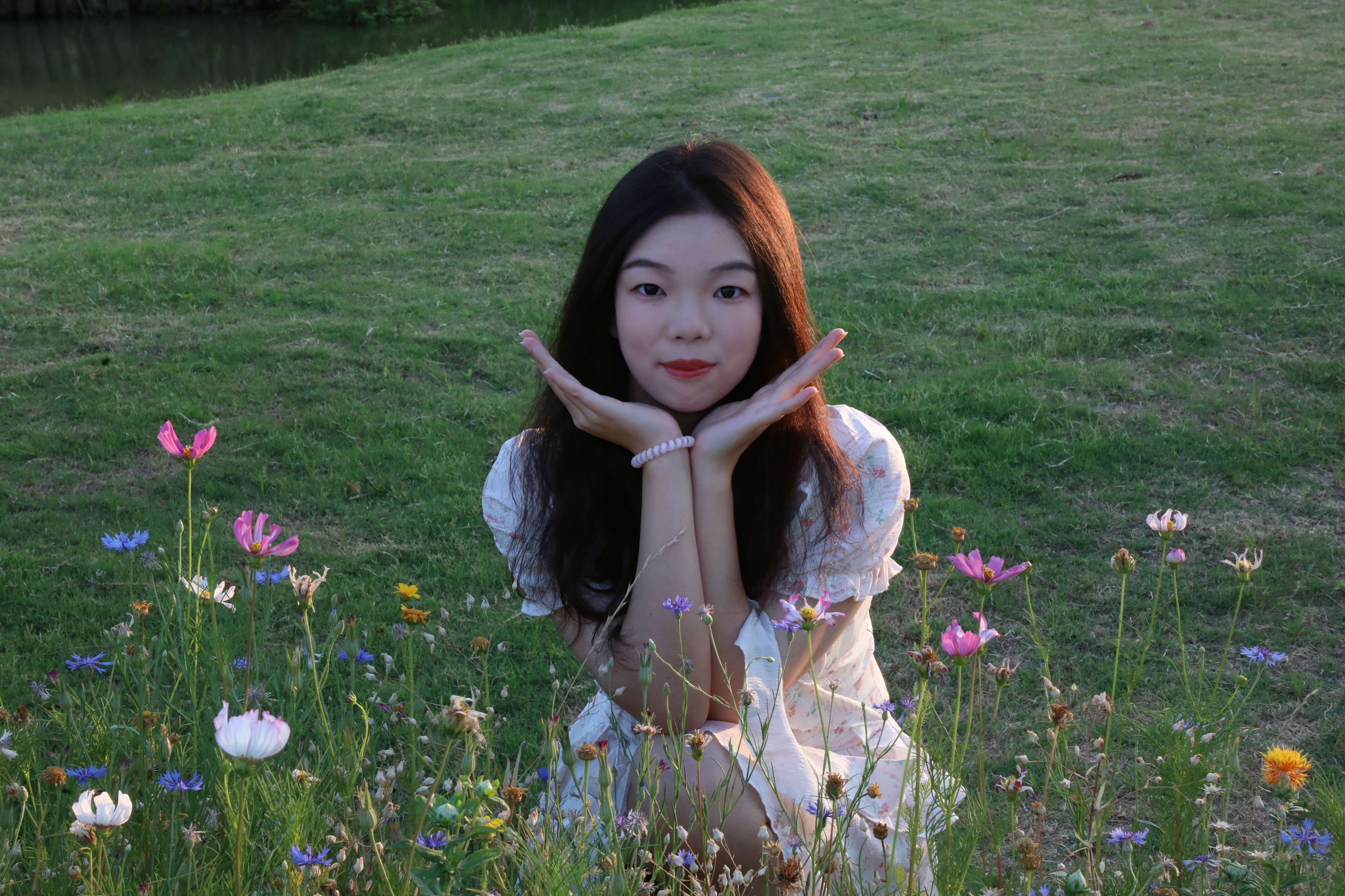 簪花承載著回憶與夢想，在畢業季的夏天