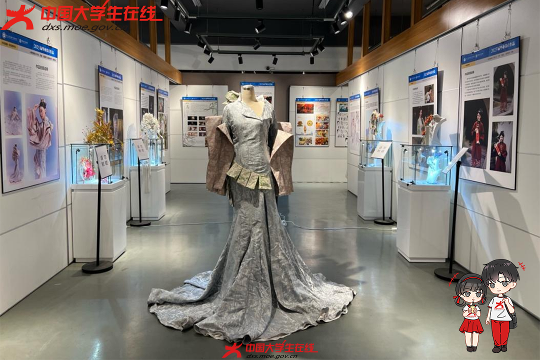 本次作品展既是湖南大众传媒职业技术学院视觉艺术学院教学成果的集中检阅，更是职业教育服务区域发展、传承工匠精神的生动实践。（校园网络通讯站 摄）