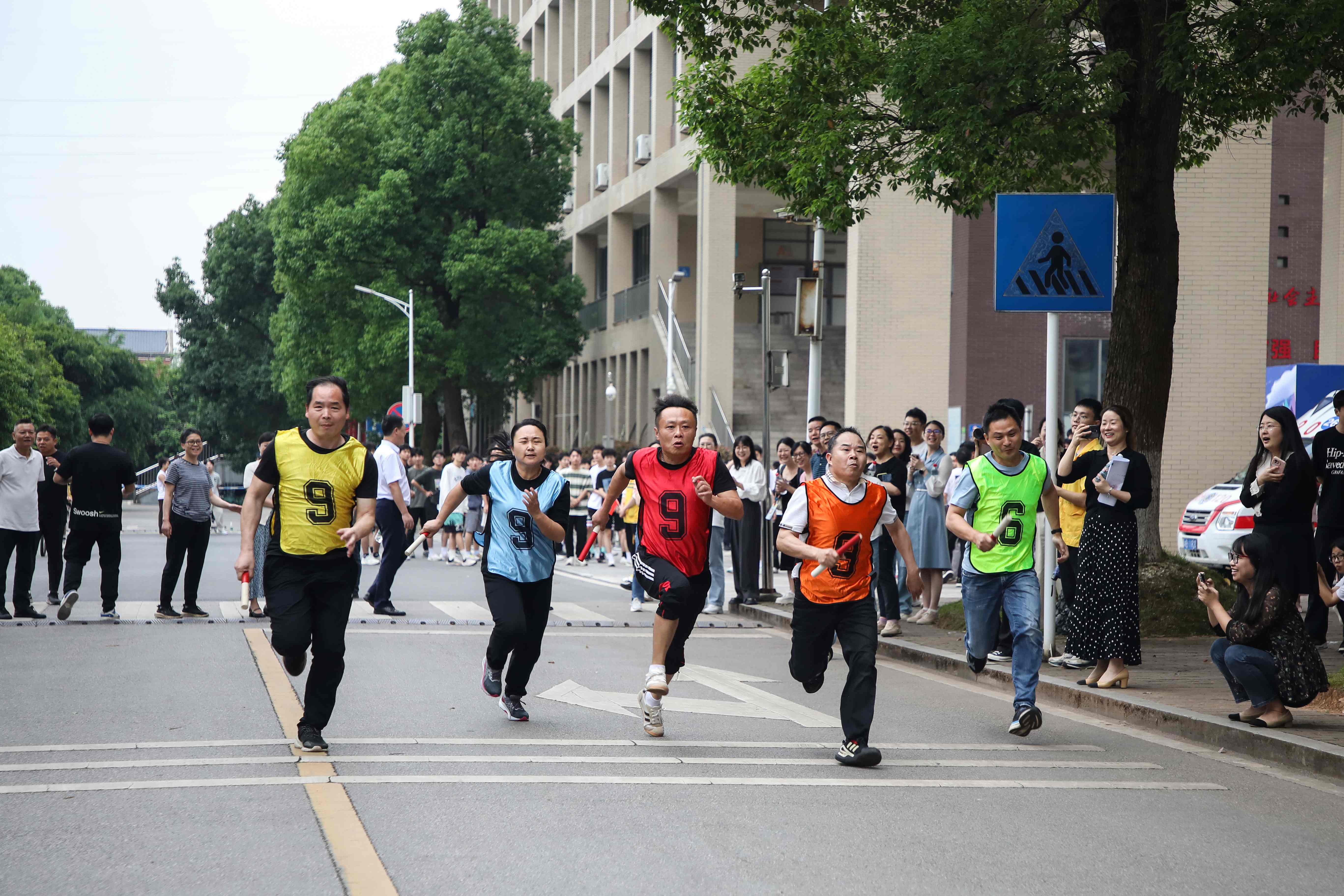 跑过风景 跑过青春 学校举行环校园接力赛 