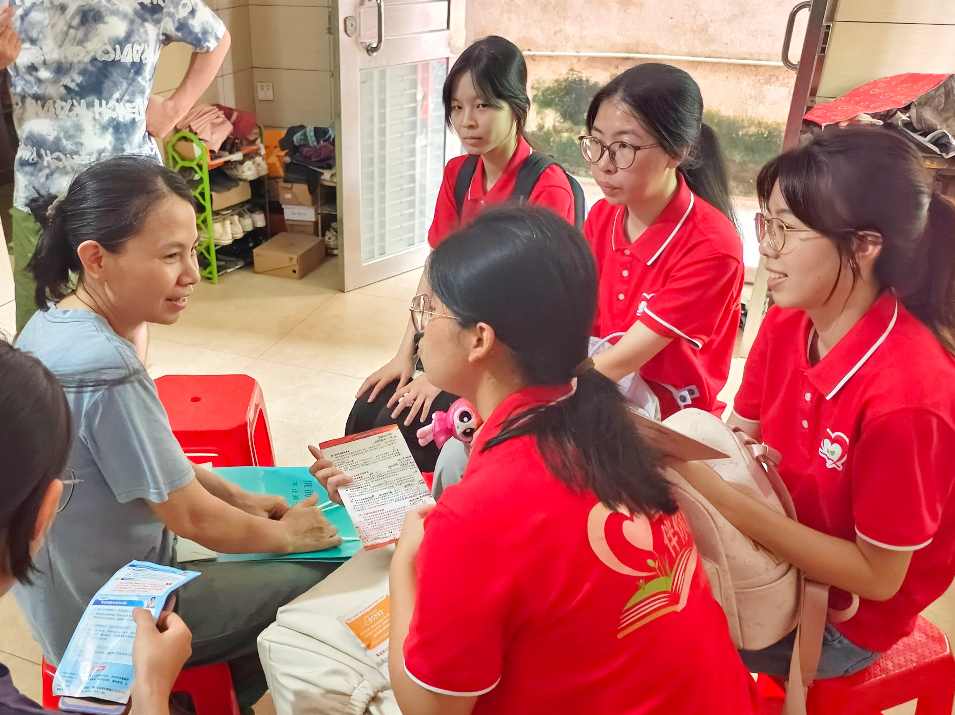 宣讲团深入村户家庭,与学生家长座谈交流,面对面解读资助政策.png 宣讲团深入村户家庭,与学生家长座谈交流,面对面解读资助政策.png