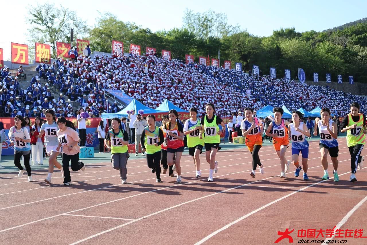 竞速跑道燃情时刻 辽宁科技大学大通社摄.jpg