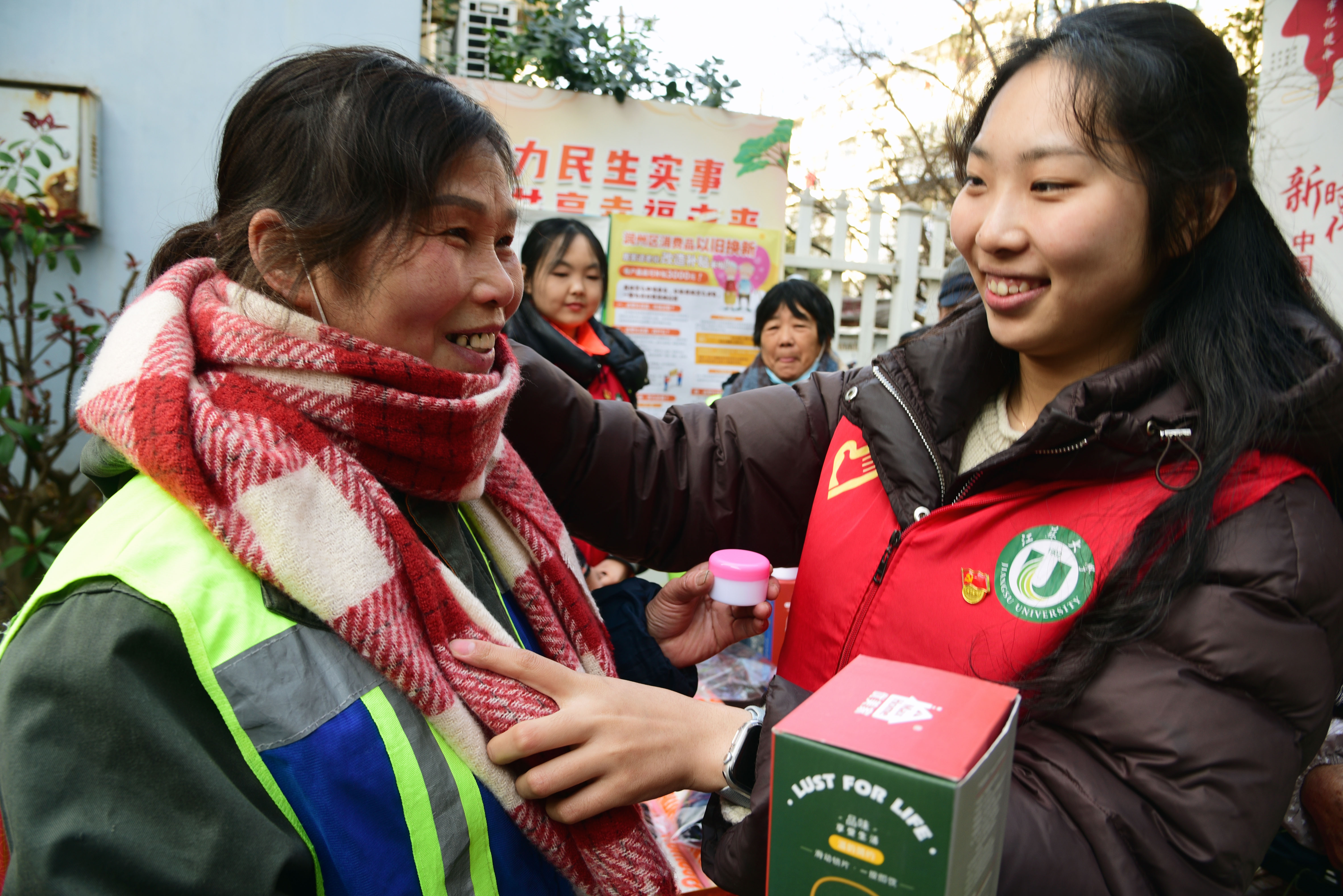 学生志愿者向环卫工人送上围巾等保暖防护用品（图源：江苏大学数学科学学院）