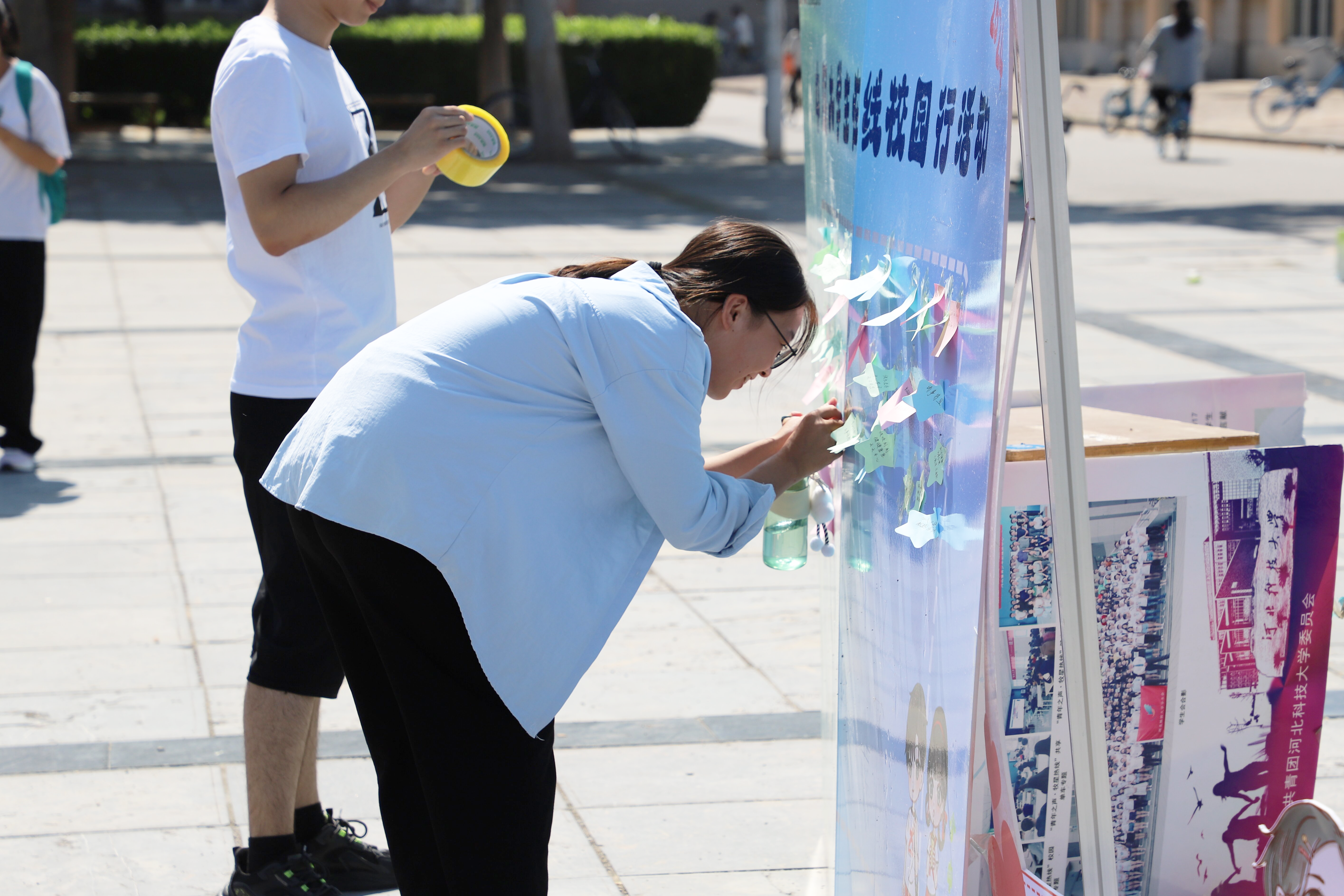 留言板活动促进了同学间的相互学习与交流，激发了更多人的参与热情，让校园文化的传播更加广泛和深入。（摄影：董志尚 电气学院23级本科生）