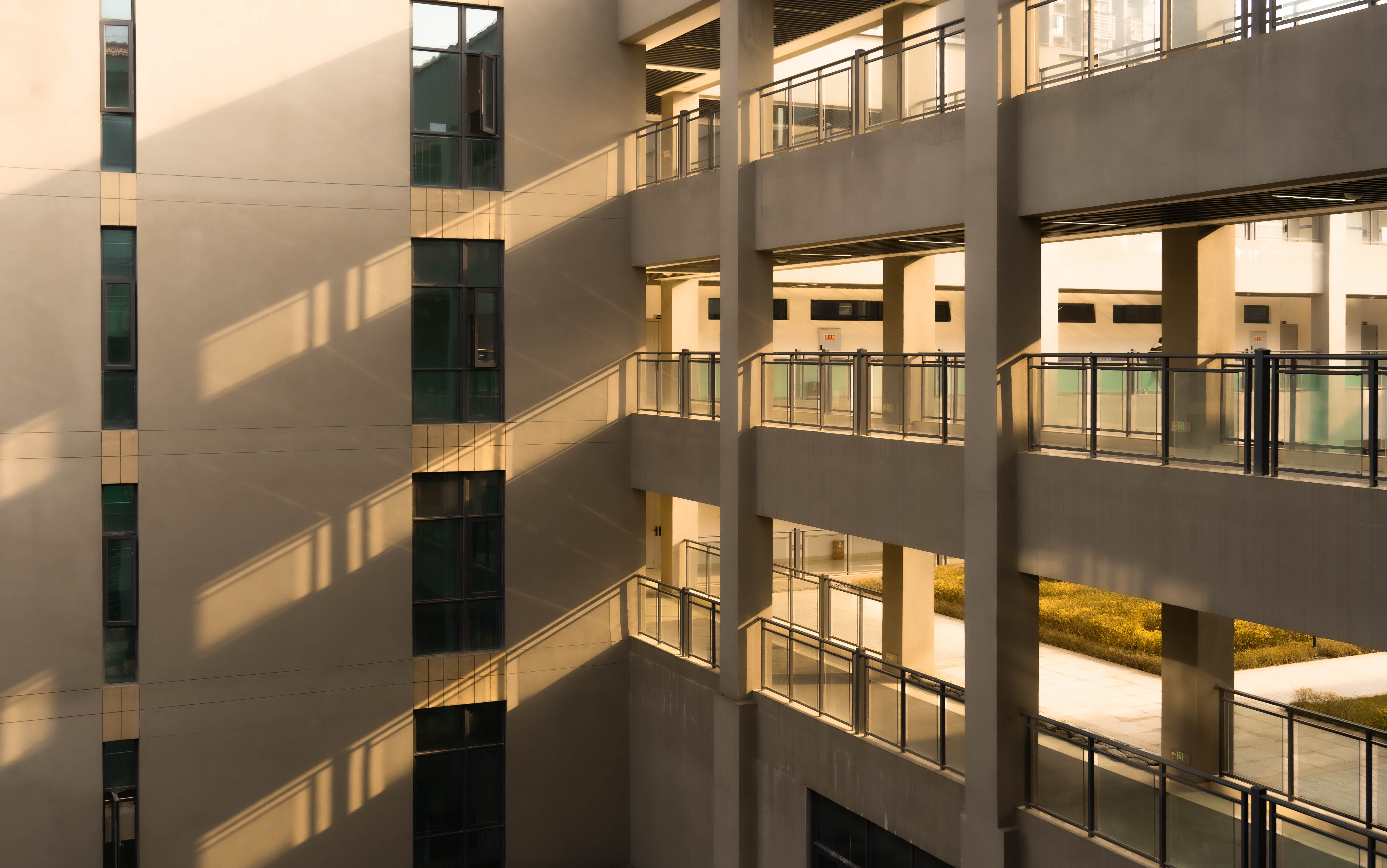 阳光倾洒下来，光影交织于建筑，勾勒出校园的简洁轮廓。(钱烨 摄）