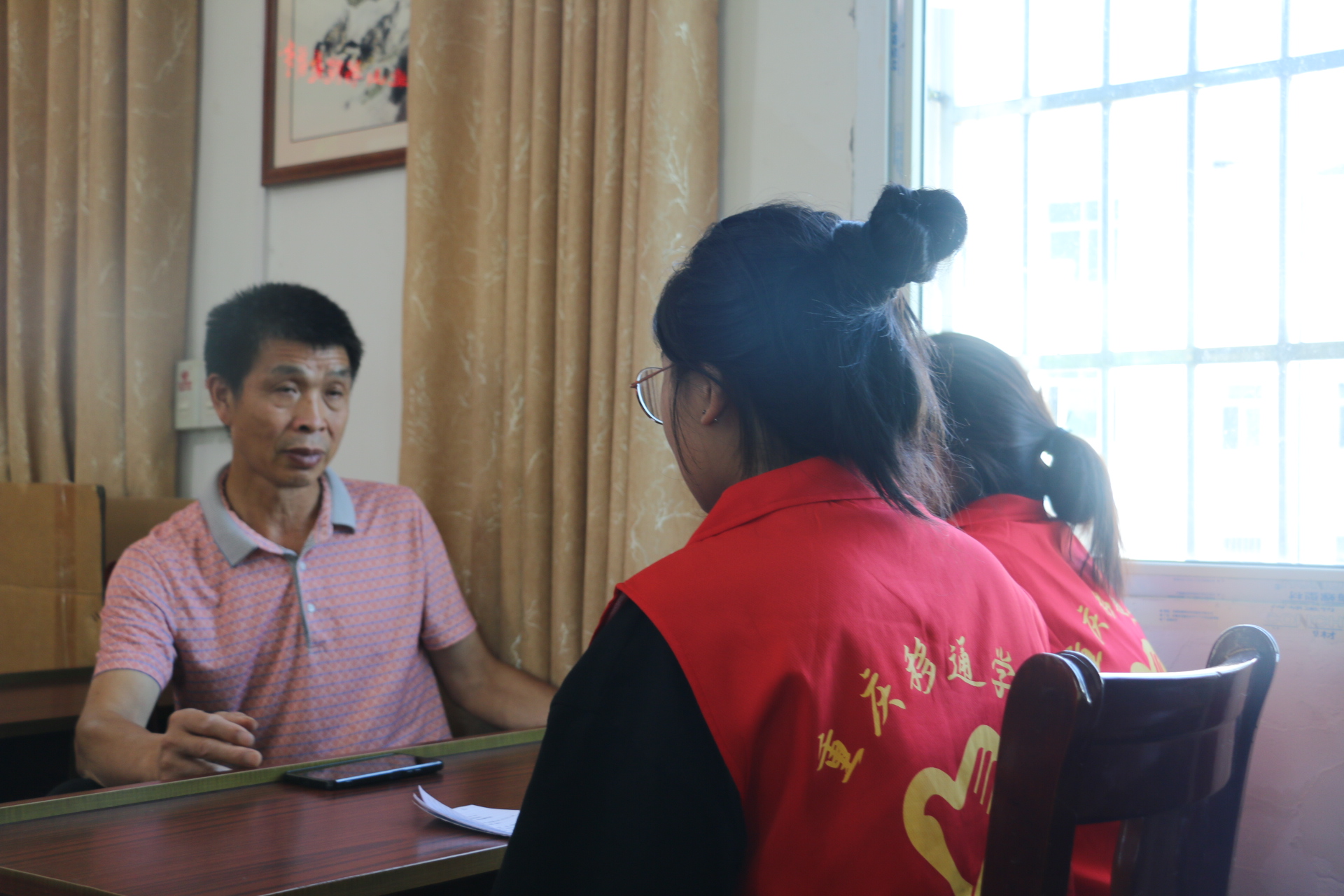 图12:图为团队成员采访钱文书记.JPG 图12:图为团队成员采访钱文书记.JPG