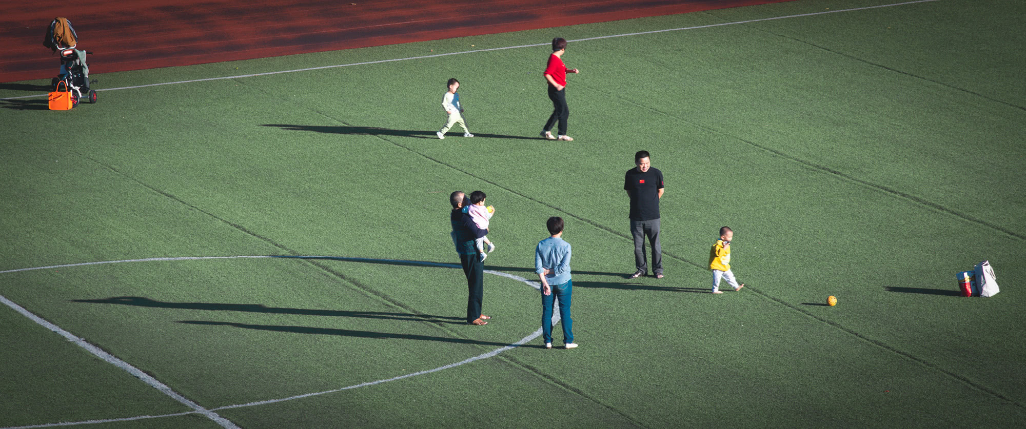 广阔的绿茵场，是可供大家放松的小天地。在草坪上纵情奔跑，紧绷的神经悄悄松弛；在秋阳下肆意嬉闹，暖意于心头化开。这些放松的瞬间，足以令人重新焕发生机。时光啊，多希望你能在美好处停一停。（摄影：朱鲜艳）