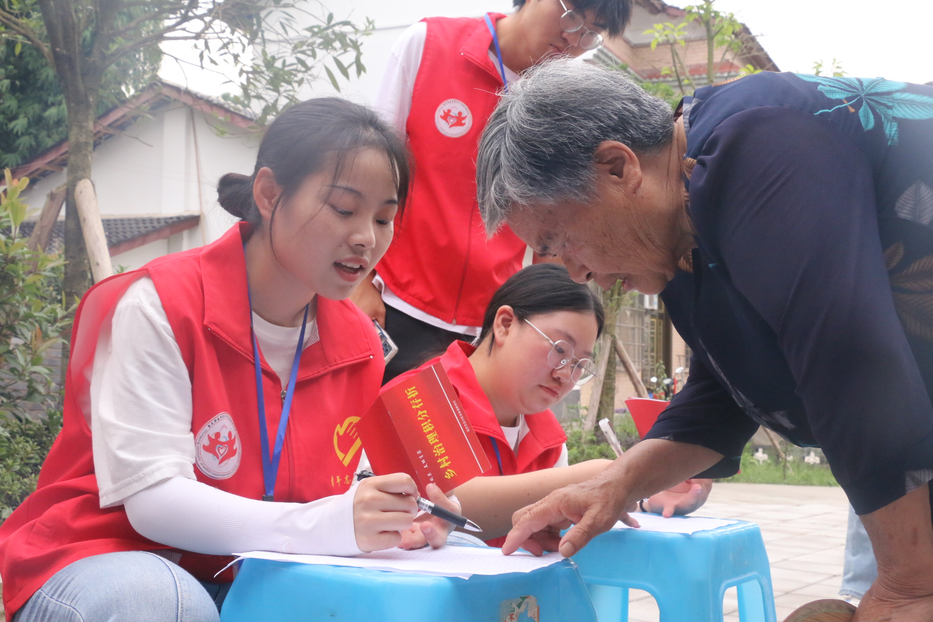 图6:图为团队成员登记村民积分.JPG 图6:图为团队成员登记村民积分.JPG