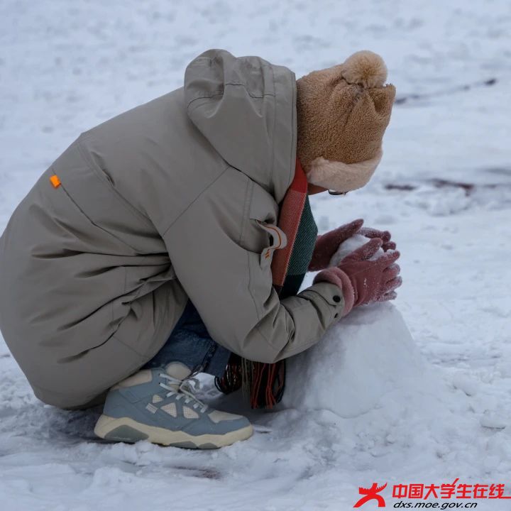 精心雕琢。任贝摄.jpg 精心雕琢。任贝摄.jpg