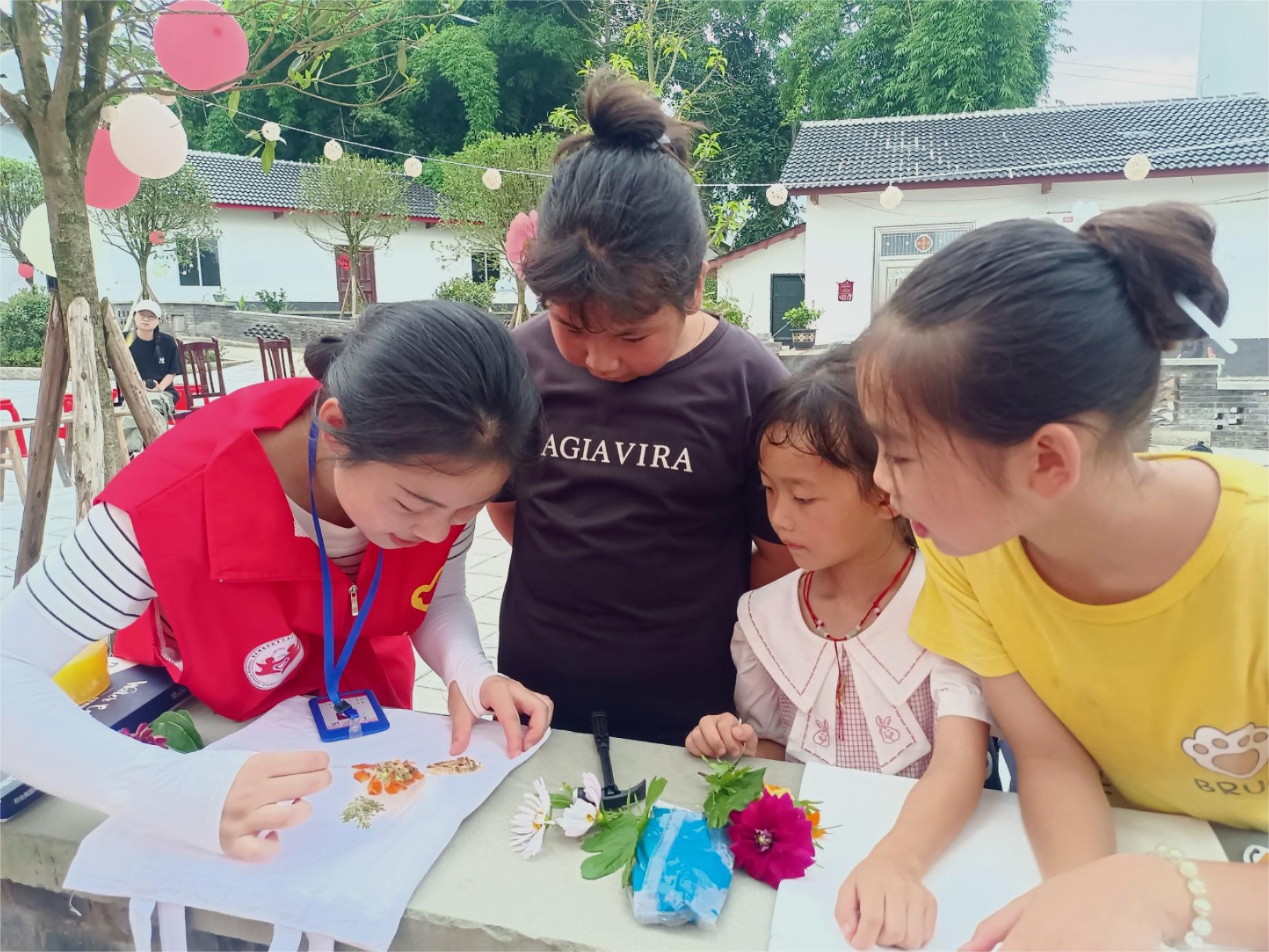 图9:图为团队成员教小朋友拓染步骤.jpg 图9:图为团队成员教小朋友拓染步骤.jpg