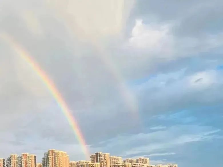 彩虹在天空诉说着美的意义