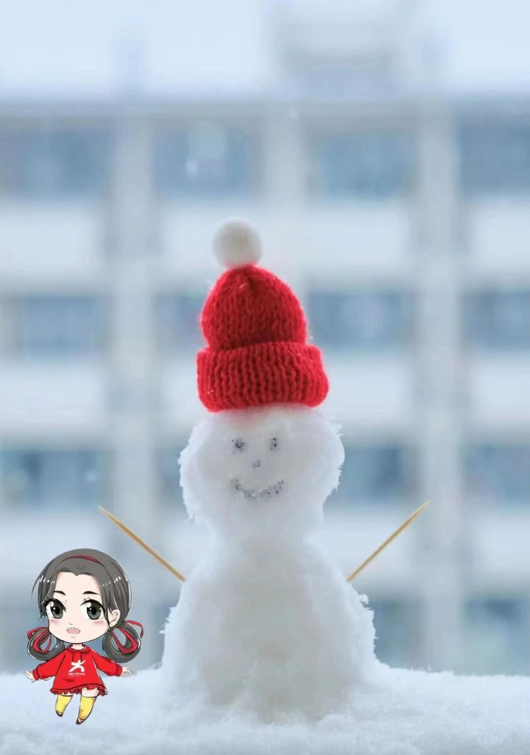阳台栅栏上，同学们堆了一个笑脸雪人，红帽之下，可爱又喜庆。南京师范大学 摄