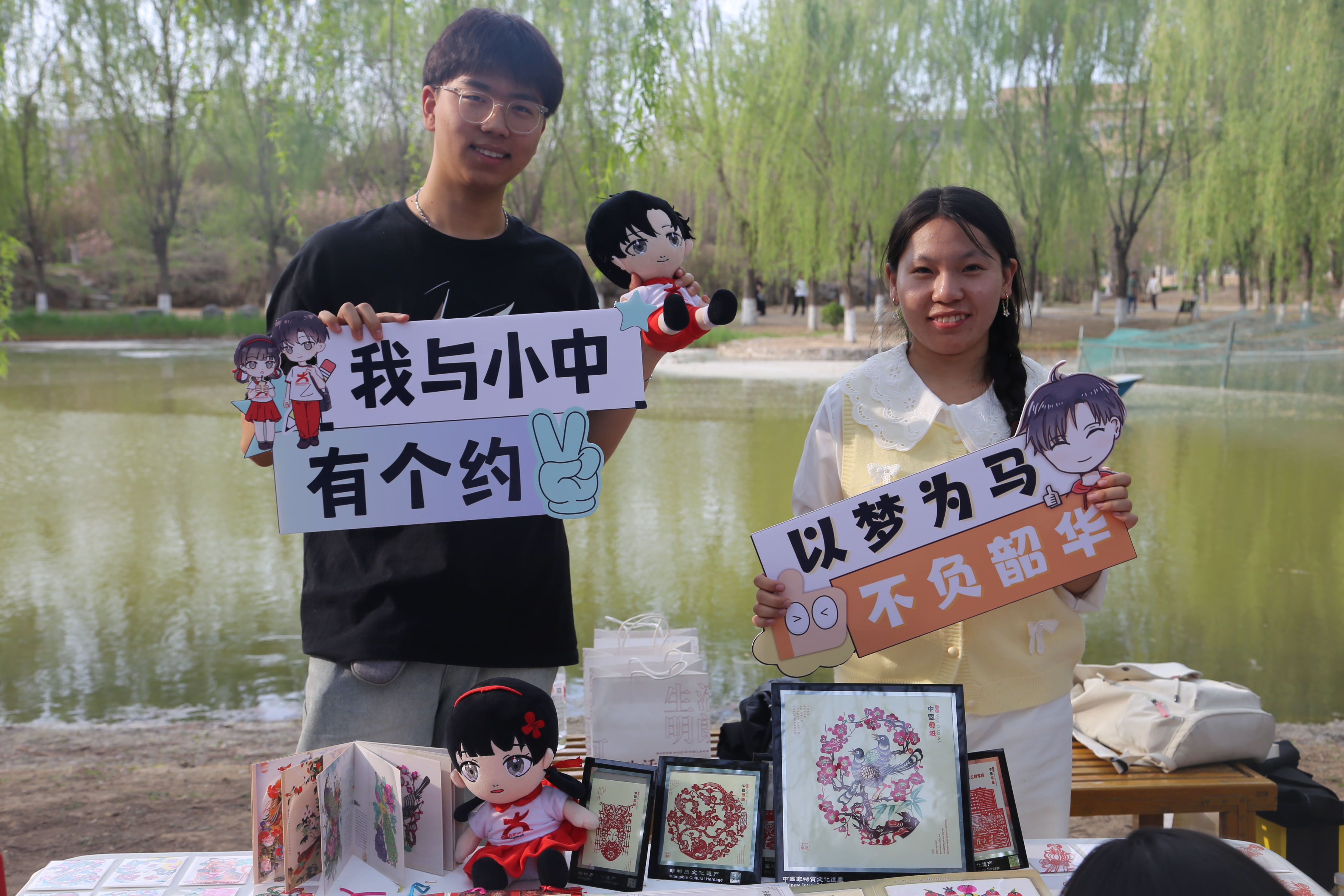 蔚县剪纸，是河北省蔚县地方传统手工剪纸技艺，国家级非物质文化遗产之一。清代末年，蔚县剪纸工具改革，由“剪”变“刻”。20世纪初，蔚县剪纸在构图、造型和色彩上逐渐形成了自己独特的艺术风格。