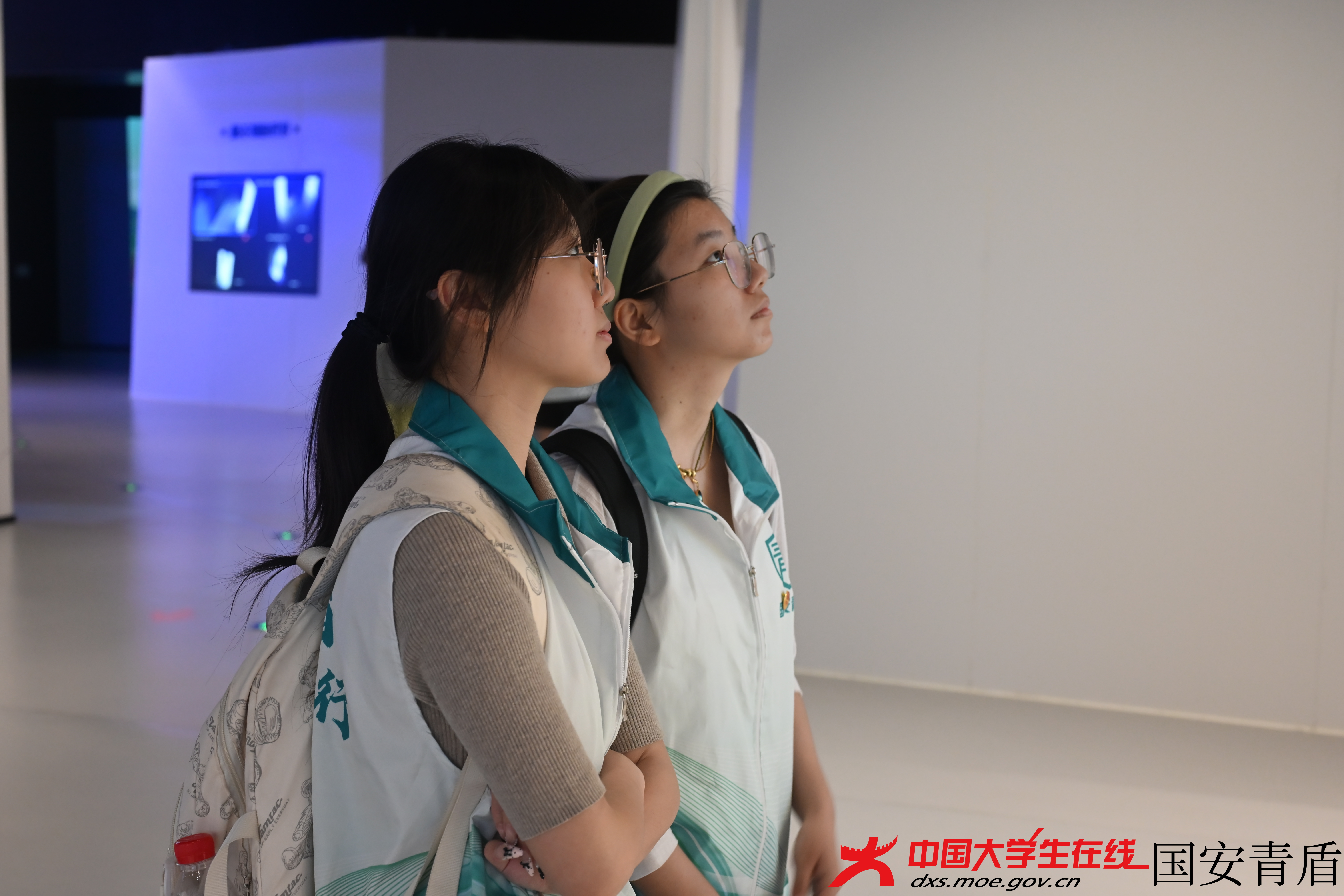 成员参观5.jpg 成员参观5.jpg