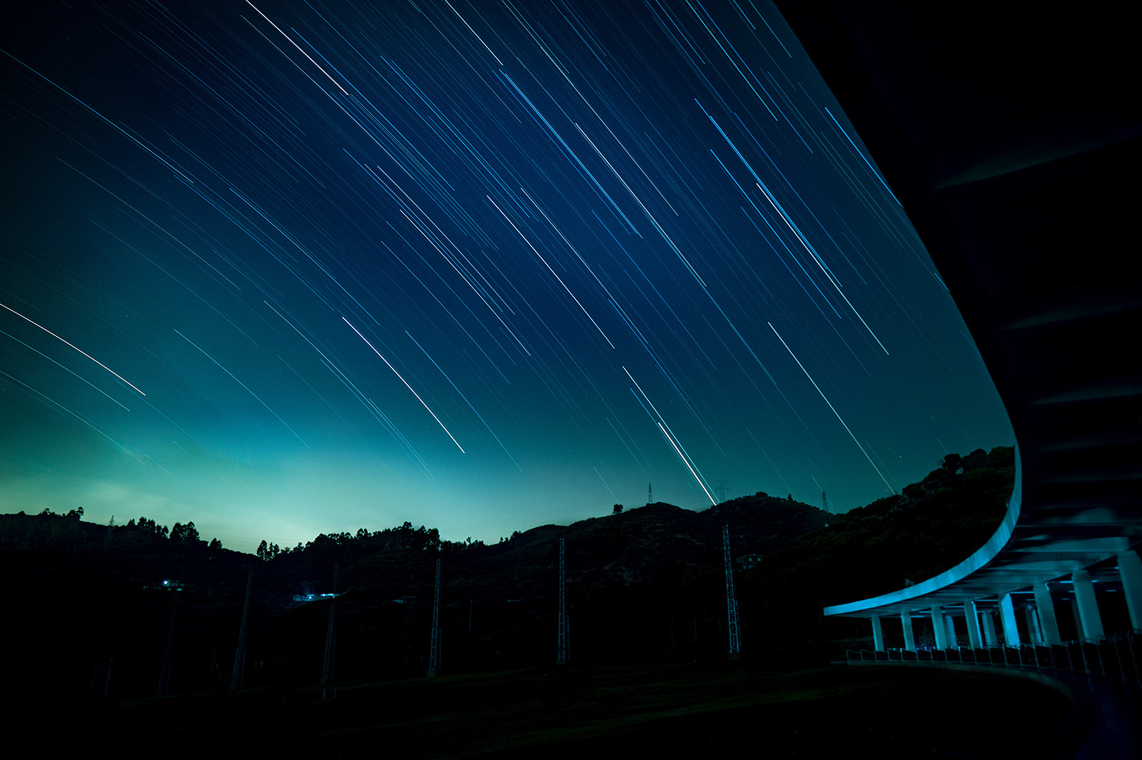 听风与云窃语，看漫天熠熠星辰，我们在晴朗的夜空中，从满天星河里，窥探灿烂的未来。（摄影：林江沣）