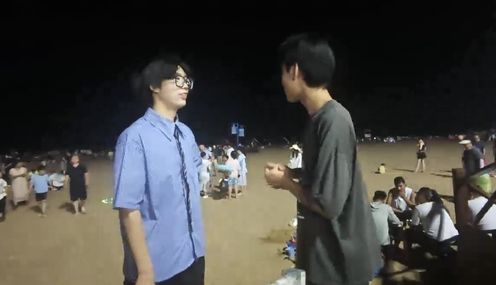 实践队队员采访江苏游客 赵清昊摄.png 实践队队员采访江苏游客 赵清昊摄.png