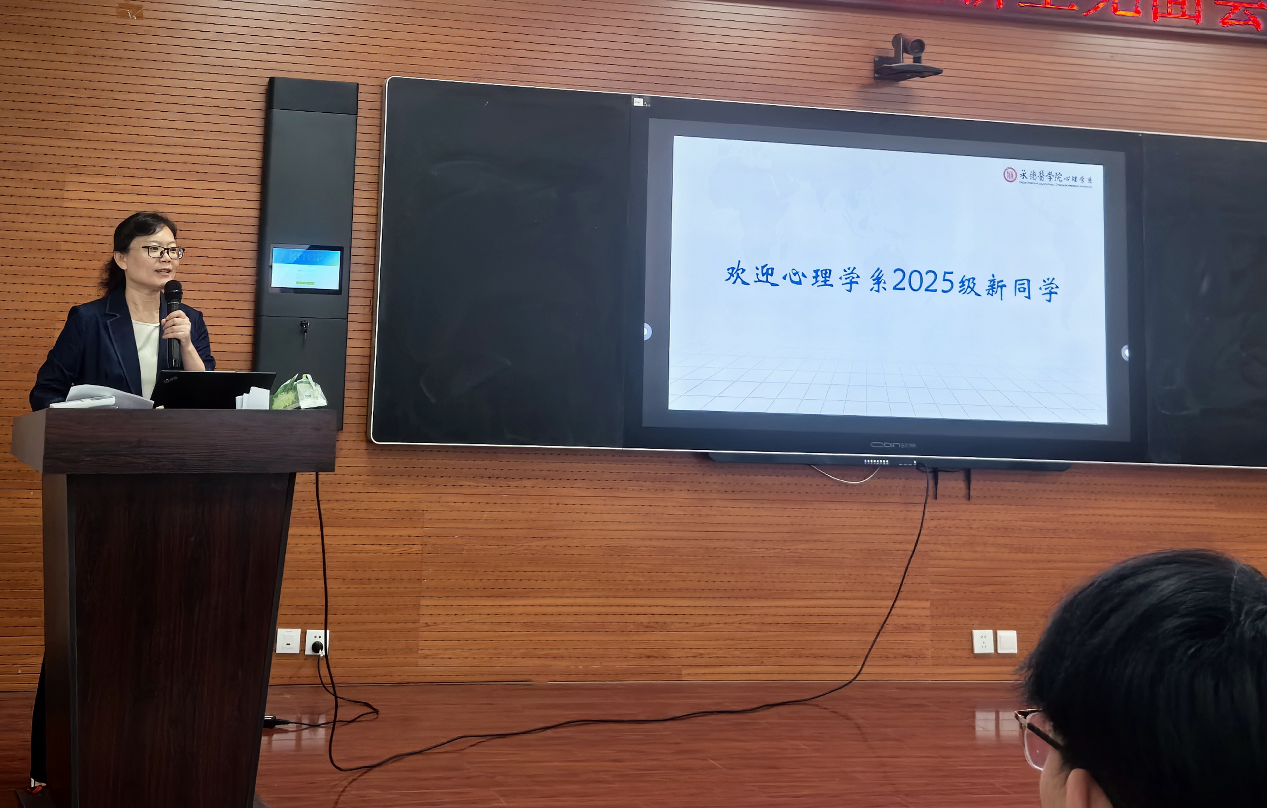 11李宝芬副主任进行新生入学教育.jpg 11李宝芬副主任进行新生入学教育.jpg