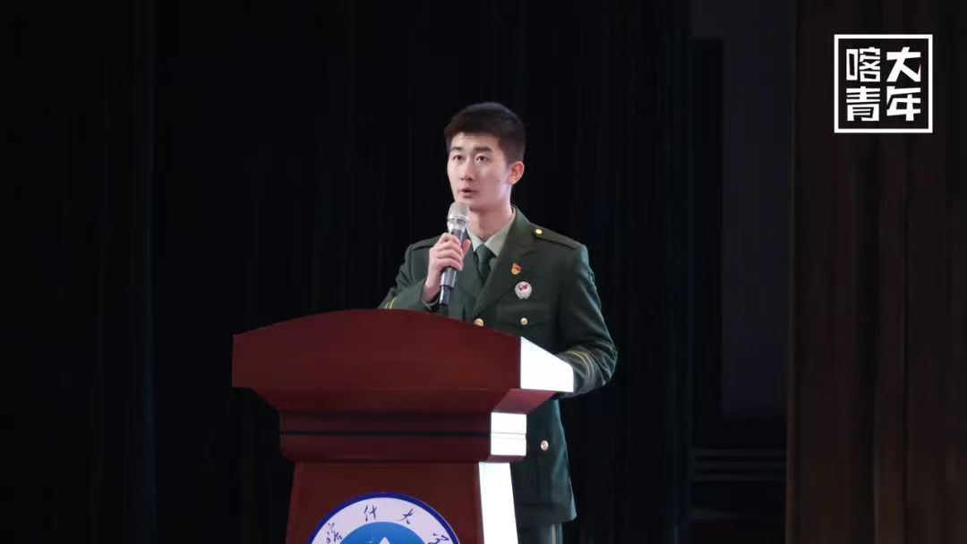 图为“优秀退伍军人”李忠分享军旅生涯与校园经历。毕家悦 供图