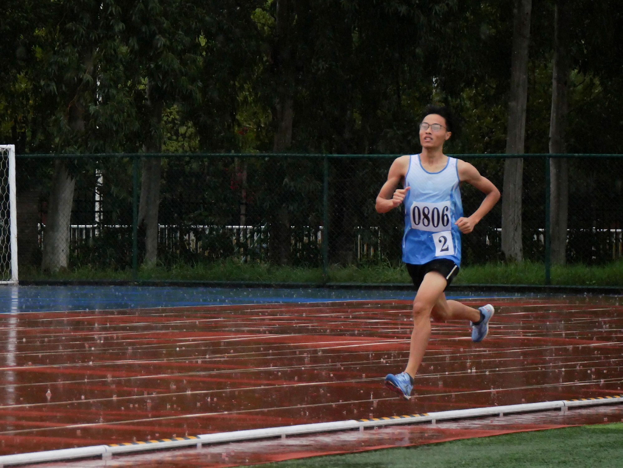 运动员在雨中跑步 杨林杉摄jpg