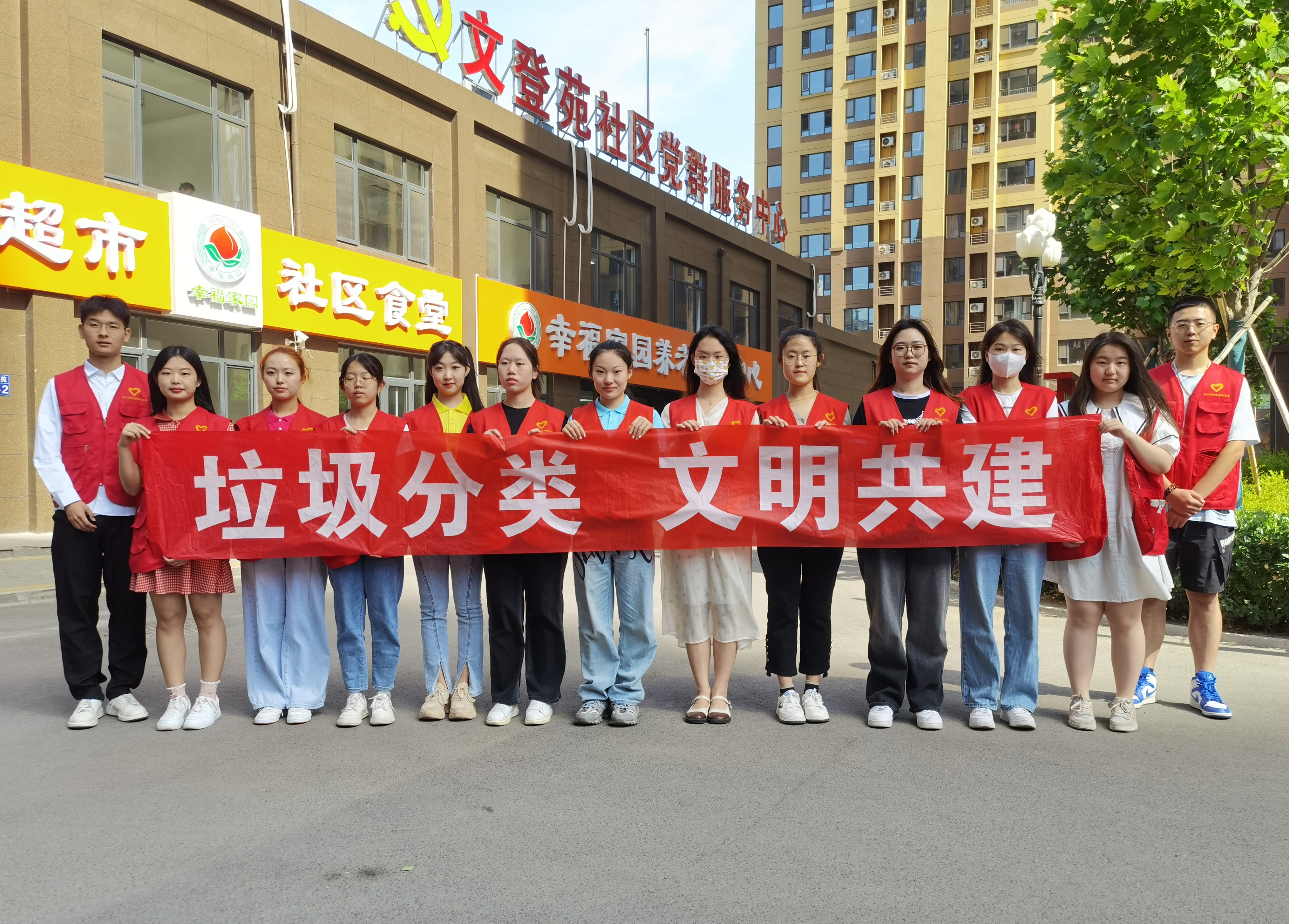 项目团队走入路北区文登苑社区开展垃圾分类宣讲活动_副本.jpg 项目团队走入路北区文登苑社区开展垃圾分类宣讲活动_副本.jpg