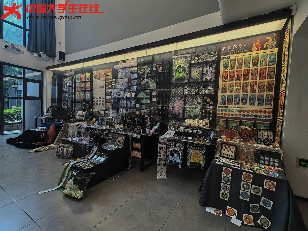 琳瑯滿目的展覽品擺放整齊，這些作品或許是畢業生們日夜所磨練出來的文創藝術品。