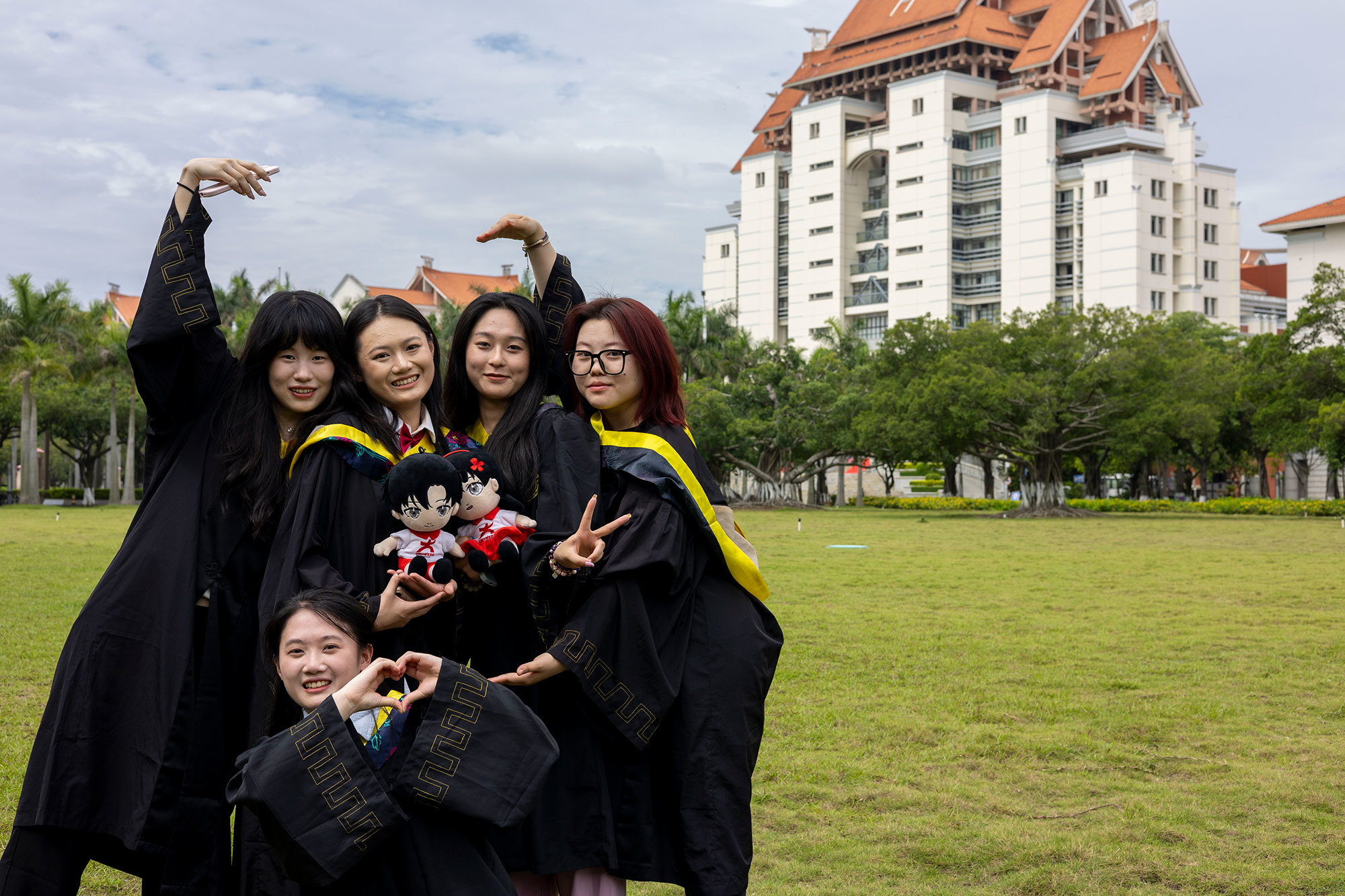 风起时，学士服的衣角轻扬。恍惚间，四年前攥着录取通知书的兴奋仍萦绕心间。时光悄然，已将当年慌张的新生，雕琢成此刻坦然迎向光芒的模样。（摄影：郭欣然）