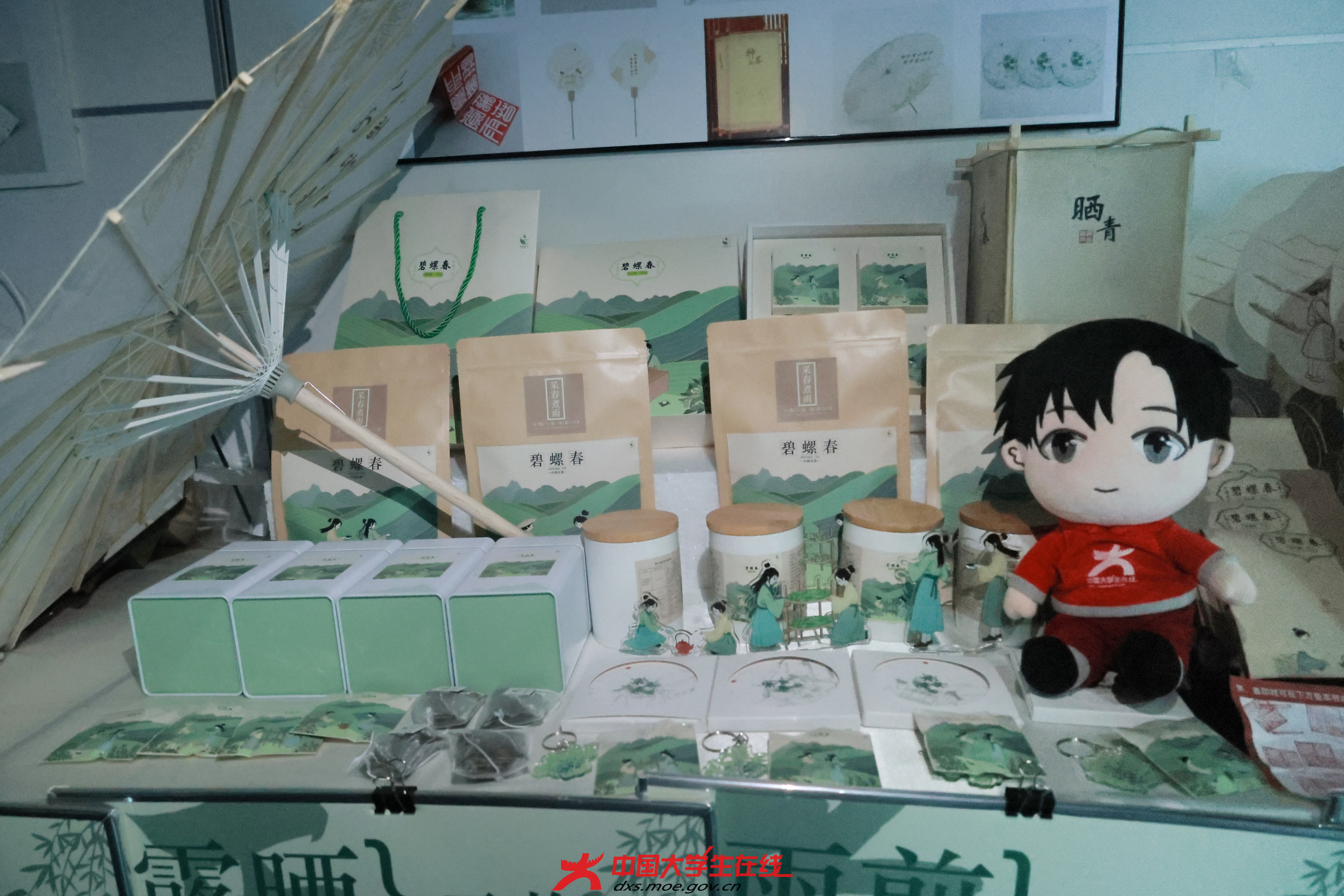 创作者们巧妙融合传统美学元素与现代技术手段，在创意设计中注入文化思考，集中展现了职业教育在产教融合、非遗活化、数字技术赋能等领域的创新成果。（校园网络通讯站 摄）