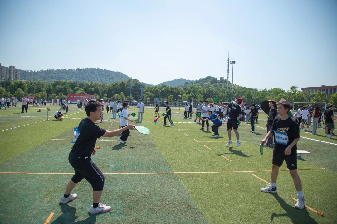 包含七个团体项目：背篓绣球、射箭、顶罐赛跑、鸡毛毽、板鞋竞速、跷旱船和袋鼠跳。
