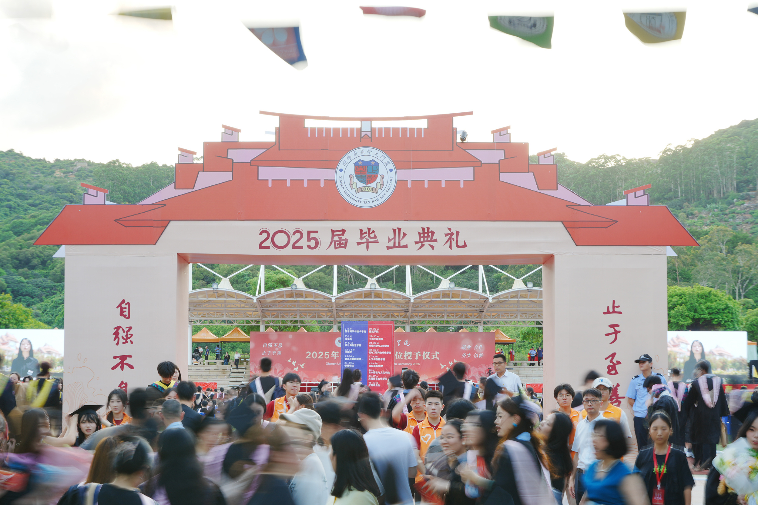 毕业门(摄影:陈雨).jpg 毕业门(摄影:陈雨).jpg