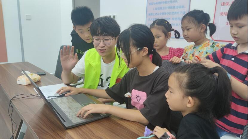 图为社区青少年体验非遗数字系统 舒琳雁摄.jpg 图为社区青少年体验非遗数字系统 舒琳雁摄.jpg