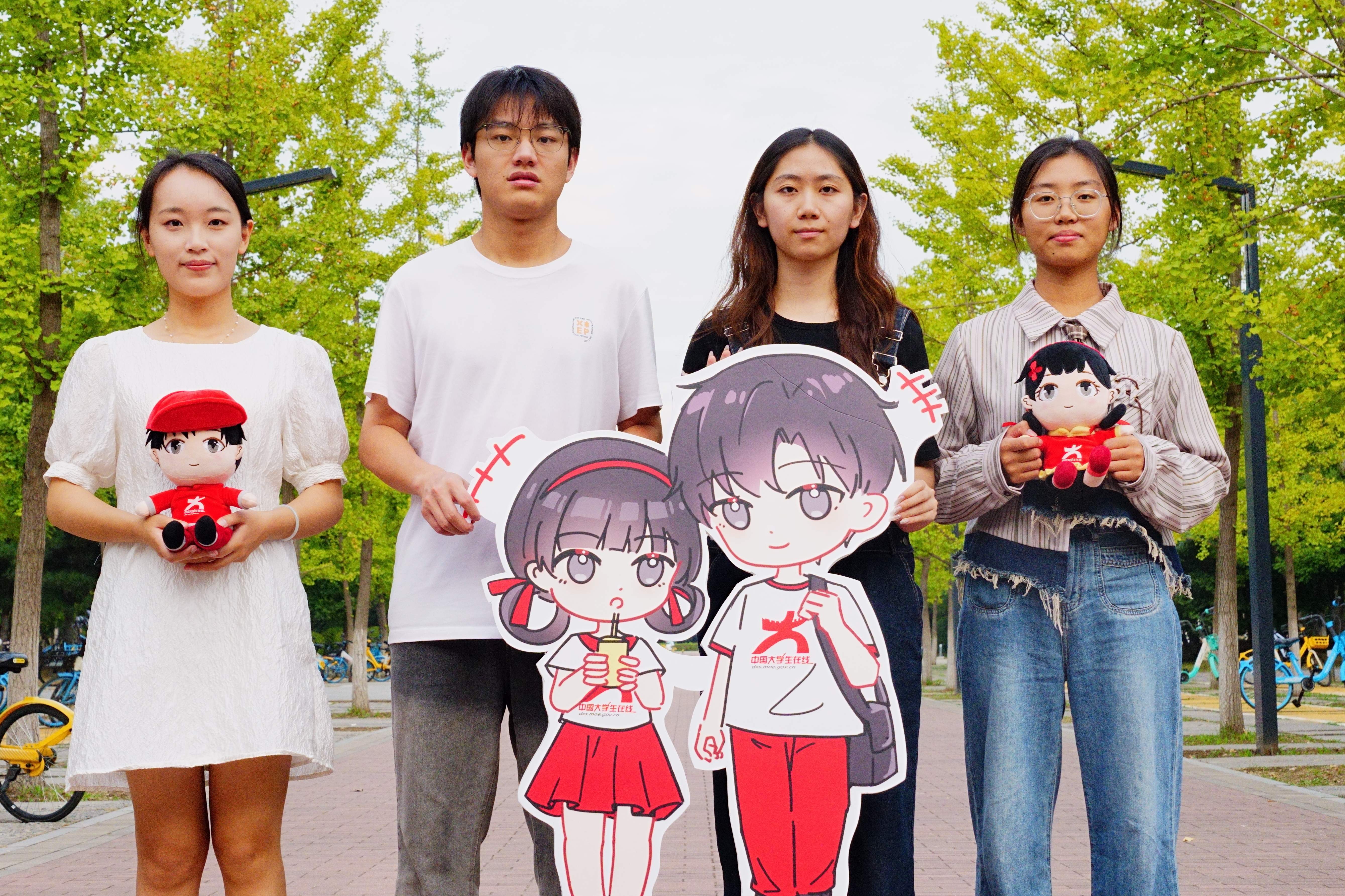 林间踏影传薪火，陌上凝眸寄赤诚